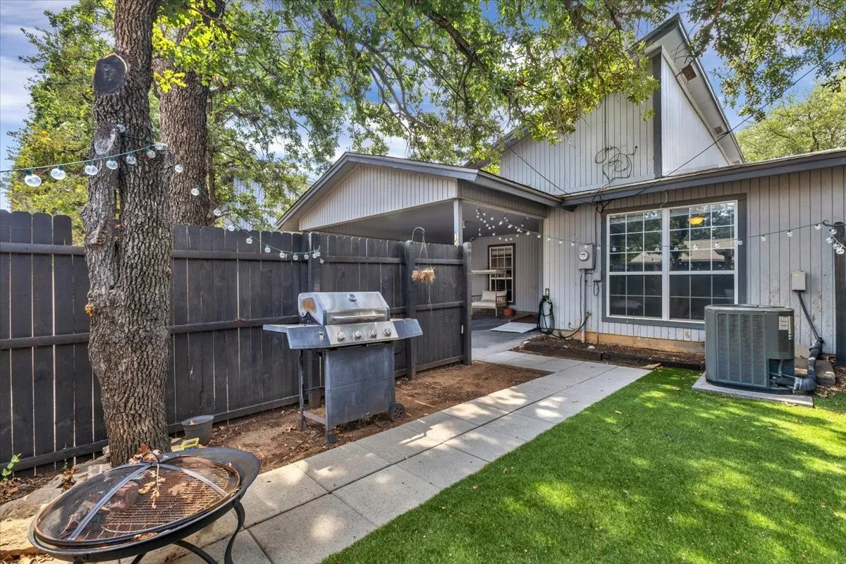 Single Family Residence For Sale in Wise County , 1217 Elm Court, Runaway Bay, Texas 76426, 2 Bedroom, 2 Bathroom, Garage spaces, 1,172 Sqft, built in 1977, mls#21401954, Real Estate Agent in Runaway Bay, Homes For Sale in Wise county, Homes For Sale in Runaway Bay, Realtor in Runaway Bay Texas, Real Estate Brokerage Independent Realty Texas, Luminita Cordes Realtor