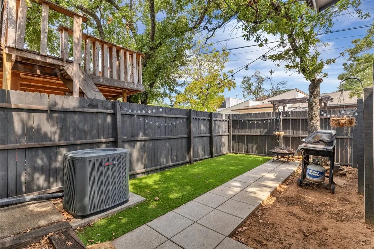 Single Family Residence For Sale in Wise County , 1217 Elm Court, Runaway Bay, Texas 76426, 2 Bedroom, 2 Bathroom, Garage spaces, 1,172 Sqft, built in 1977, mls#21401954, Real Estate Agent in Runaway Bay, Homes For Sale in Wise county, Homes For Sale in Runaway Bay, Realtor in Runaway Bay Texas, Real Estate Brokerage Independent Realty Texas, Luminita Cordes Realtor