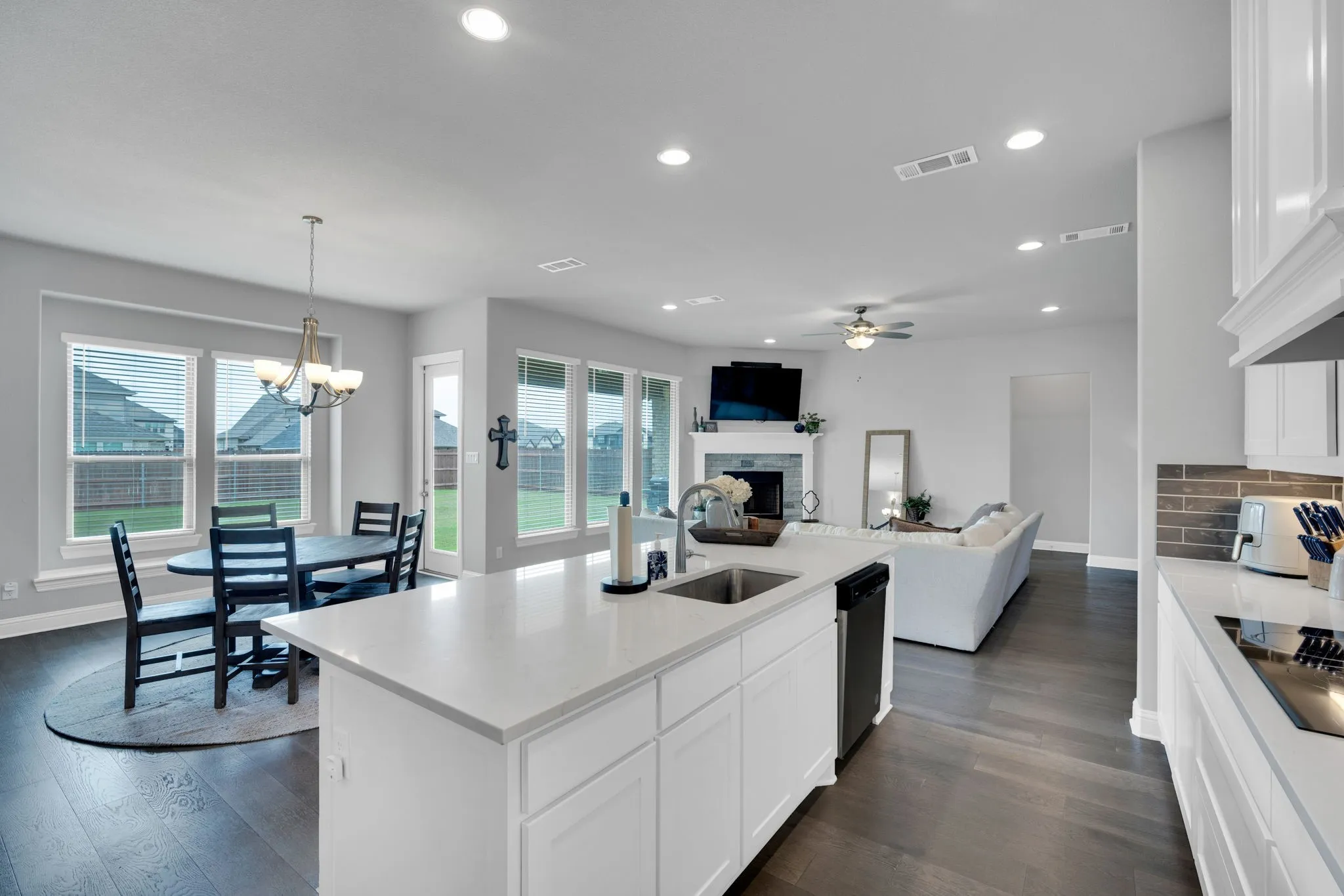 Single Family Residence For Sale in Ellis County , 624 Sirius Lane, Waxahachie, Texas 75165, 4 Bedroom, 4 Bathroom, 2 Garage spaces, 3,140 Sqft, built in 2022, mls#21402041, Real Estate Agent in Waxahachie, Homes For Sale in Ellis county, Homes For Sale in Waxahachie, Realtor in Waxahachie Texas, Real Estate Brokerage Independent Realty Texas, Luminita Cordes Realtor