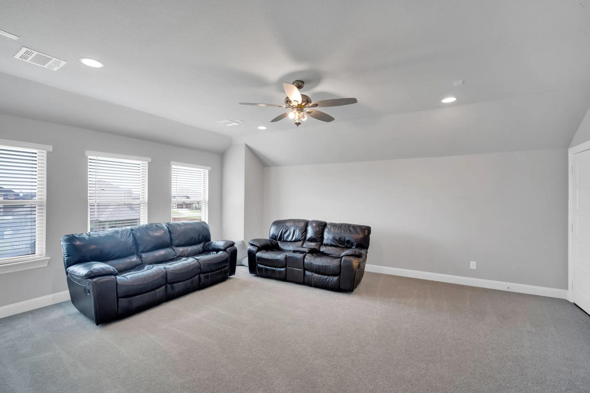 Single Family Residence For Sale in Ellis County , 624 Sirius Lane, Waxahachie, Texas 75165, 4 Bedroom, 4 Bathroom, 2 Garage spaces, 3,140 Sqft, built in 2022, mls#21402041, Real Estate Agent in Waxahachie, Homes For Sale in Ellis county, Homes For Sale in Waxahachie, Realtor in Waxahachie Texas, Real Estate Brokerage Independent Realty Texas, Luminita Cordes Realtor