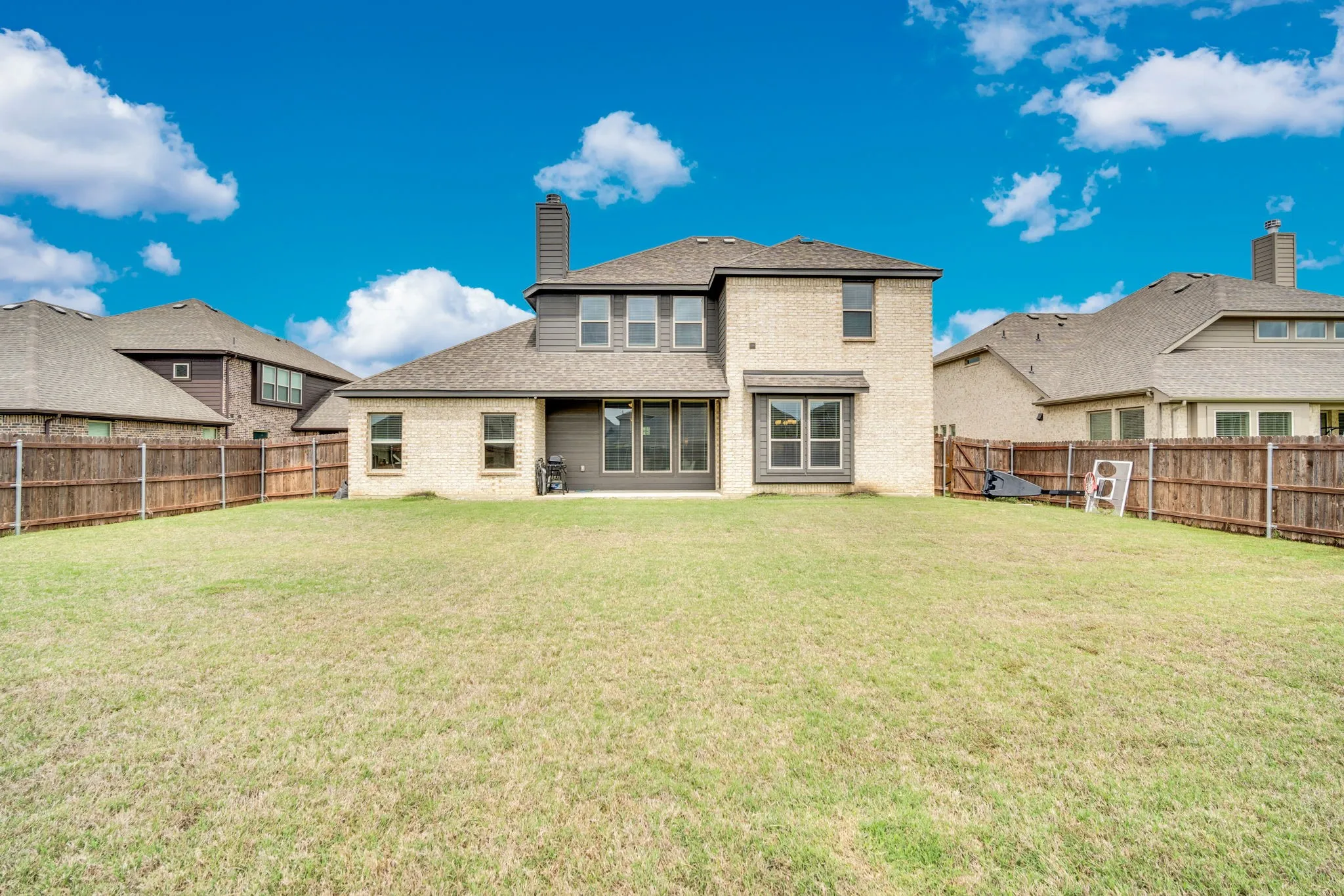 Single Family Residence For Sale in Ellis County , 624 Sirius Lane, Waxahachie, Texas 75165, 4 Bedroom, 4 Bathroom, 2 Garage spaces, 3,140 Sqft, built in 2022, mls#21402041, Real Estate Agent in Waxahachie, Homes For Sale in Ellis county, Homes For Sale in Waxahachie, Realtor in Waxahachie Texas, Real Estate Brokerage Independent Realty Texas, Luminita Cordes Realtor