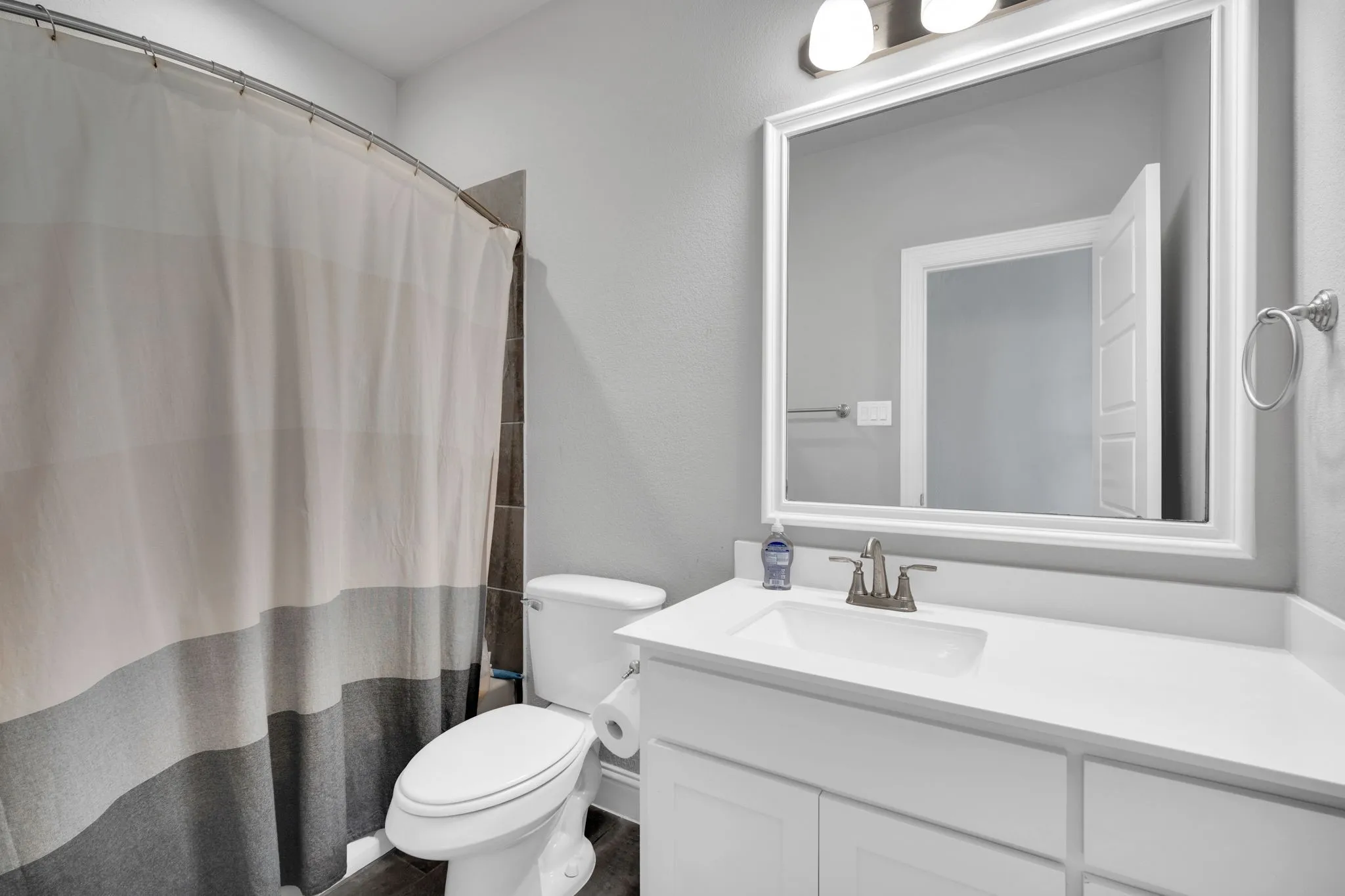 Single Family Residence For Sale in Ellis County , 624 Sirius Lane, Waxahachie, Texas 75165, 4 Bedroom, 4 Bathroom, 2 Garage spaces, 3,140 Sqft, built in 2022, mls#21402041, Real Estate Agent in Waxahachie, Homes For Sale in Ellis county, Homes For Sale in Waxahachie, Realtor in Waxahachie Texas, Real Estate Brokerage Independent Realty Texas, Luminita Cordes Realtor