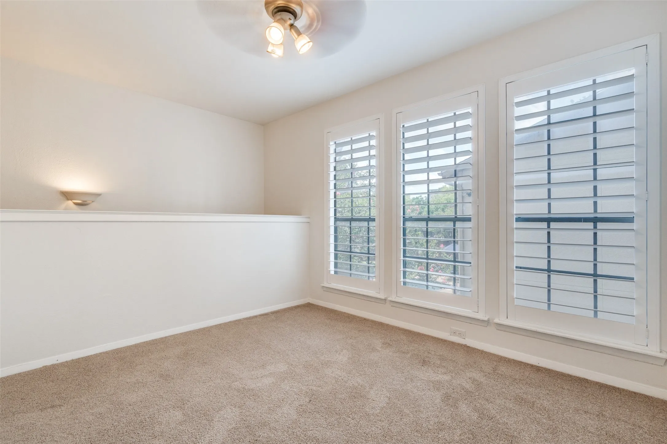Guest bedroom with NEW carpet & good storage