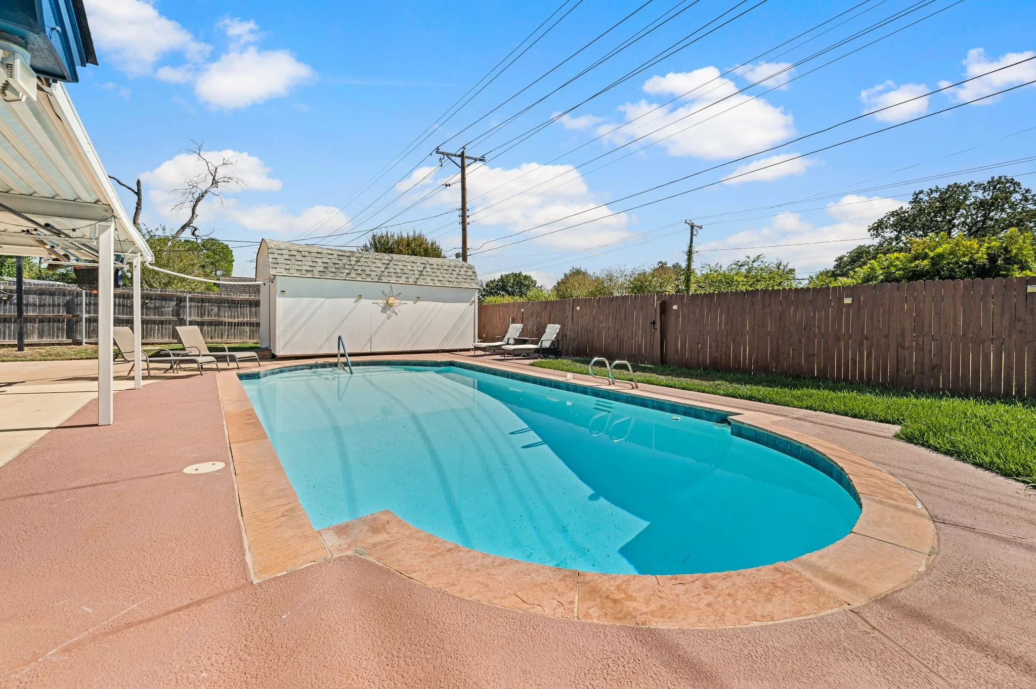 Single Family Residence For Sale in Tarrant County , 633 Lewis Drive, Hurst, Texas 76054, 4 Bedroom, 2 Bathroom, Garage spaces, 2,227 Sqft, built in 1973, mls#21396481, Real Estate Agent in Hurst, Homes For Sale in Tarrant county, Homes For Sale in Hurst, Realtor in Hurst Texas, Real Estate Brokerage Independent Realty Texas, Luminita Cordes Realtor