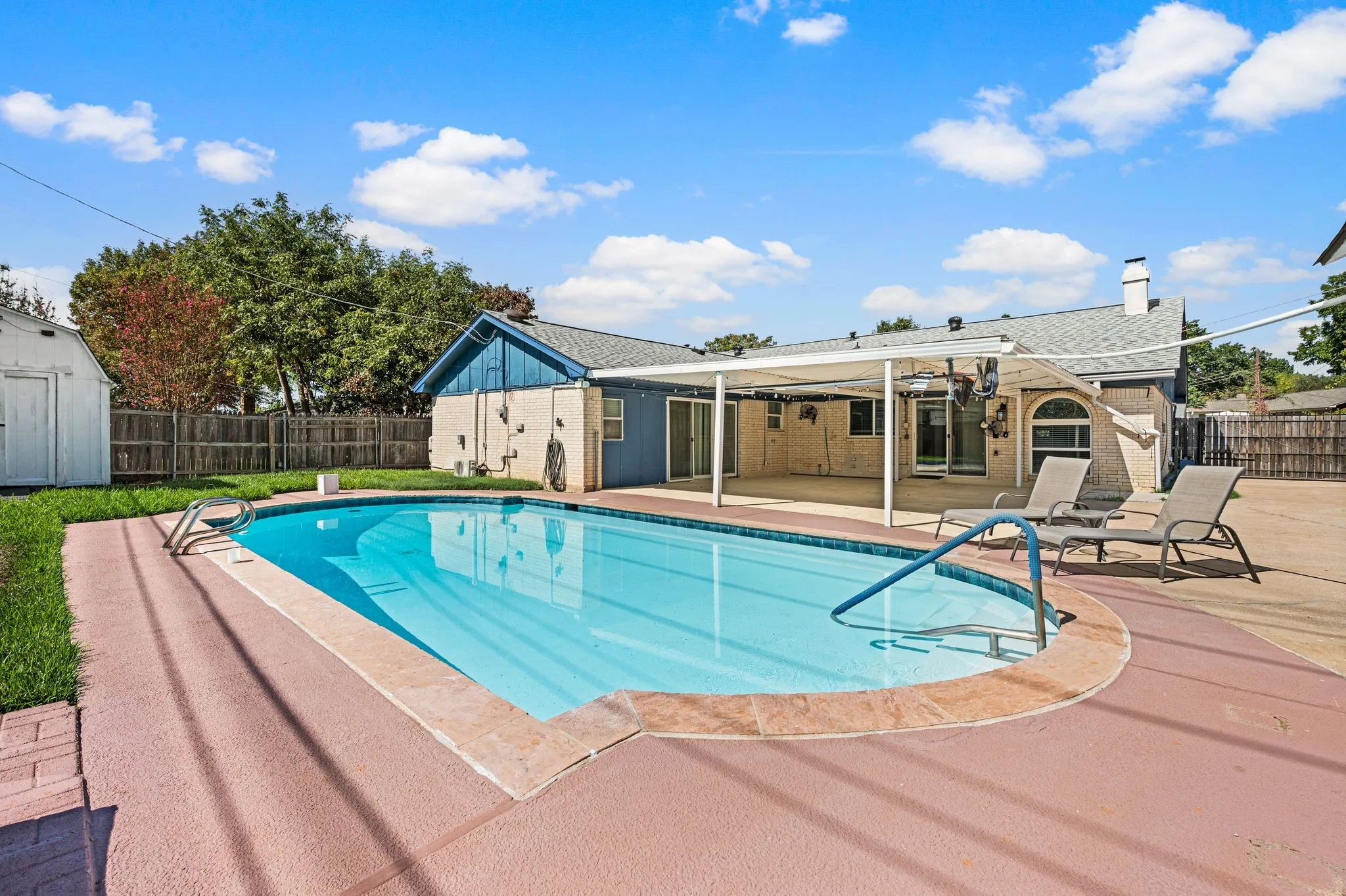 Single Family Residence For Sale in Tarrant County , 633 Lewis Drive, Hurst, Texas 76054, 4 Bedroom, 2 Bathroom, Garage spaces, 2,227 Sqft, built in 1973, mls#21396481, Real Estate Agent in Hurst, Homes For Sale in Tarrant county, Homes For Sale in Hurst, Realtor in Hurst Texas, Real Estate Brokerage Independent Realty Texas, Luminita Cordes Realtor