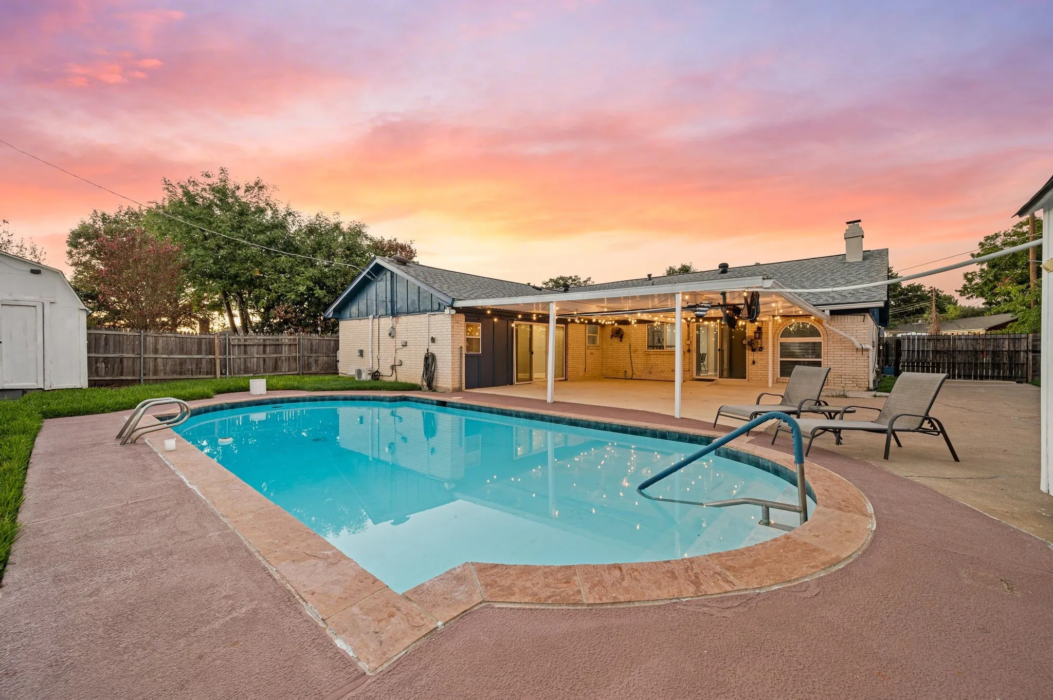 Single Family Residence For Sale in Tarrant County , 633 Lewis Drive, Hurst, Texas 76054, 4 Bedroom, 2 Bathroom, Garage spaces, 2,227 Sqft, built in 1973, mls#21396481, Real Estate Agent in Hurst, Homes For Sale in Tarrant county, Homes For Sale in Hurst, Realtor in Hurst Texas, Real Estate Brokerage Independent Realty Texas, Luminita Cordes Realtor