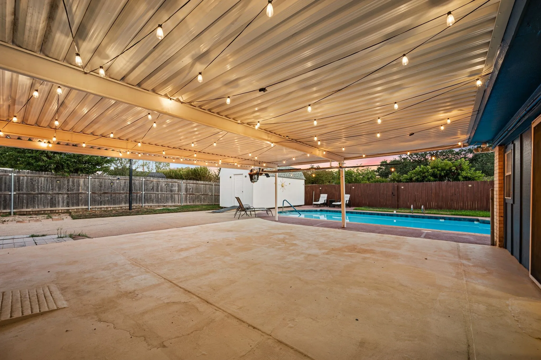 Single Family Residence For Sale in Tarrant County , 633 Lewis Drive, Hurst, Texas 76054, 4 Bedroom, 2 Bathroom, Garage spaces, 2,227 Sqft, built in 1973, mls#21396481, Real Estate Agent in Hurst, Homes For Sale in Tarrant county, Homes For Sale in Hurst, Realtor in Hurst Texas, Real Estate Brokerage Independent Realty Texas, Luminita Cordes Realtor