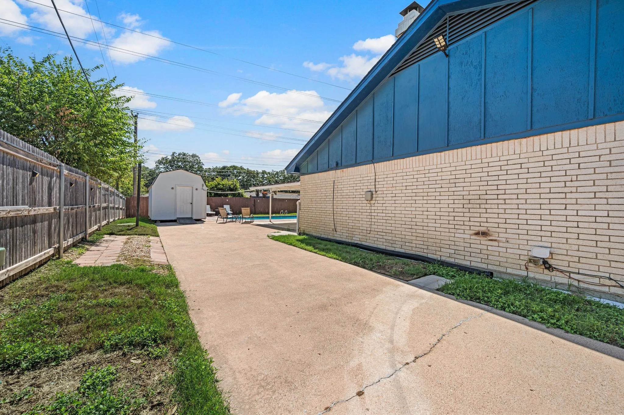 Single Family Residence For Sale in Tarrant County , 633 Lewis Drive, Hurst, Texas 76054, 4 Bedroom, 2 Bathroom, Garage spaces, 2,227 Sqft, built in 1973, mls#21396481, Real Estate Agent in Hurst, Homes For Sale in Tarrant county, Homes For Sale in Hurst, Realtor in Hurst Texas, Real Estate Brokerage Independent Realty Texas, Luminita Cordes Realtor