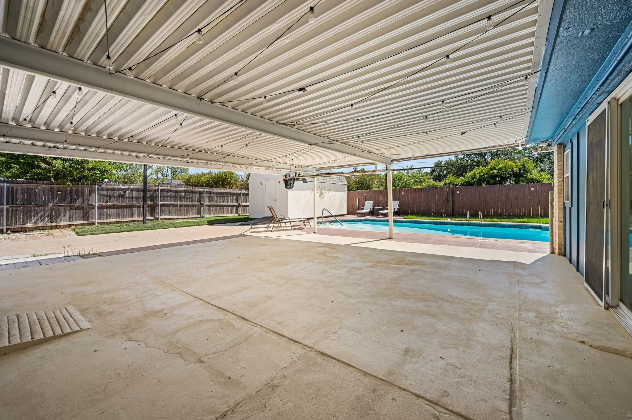 Single Family Residence For Sale in Tarrant County , 633 Lewis Drive, Hurst, Texas 76054, 4 Bedroom, 2 Bathroom, Garage spaces, 2,227 Sqft, built in 1973, mls#21396481, Real Estate Agent in Hurst, Homes For Sale in Tarrant county, Homes For Sale in Hurst, Realtor in Hurst Texas, Real Estate Brokerage Independent Realty Texas, Luminita Cordes Realtor