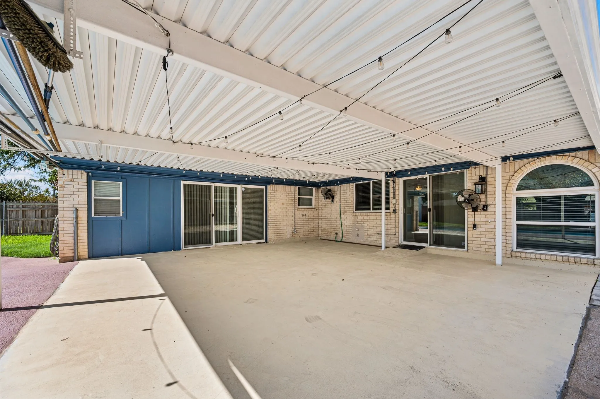 Single Family Residence For Sale in Tarrant County , 633 Lewis Drive, Hurst, Texas 76054, 4 Bedroom, 2 Bathroom, Garage spaces, 2,227 Sqft, built in 1973, mls#21396481, Real Estate Agent in Hurst, Homes For Sale in Tarrant county, Homes For Sale in Hurst, Realtor in Hurst Texas, Real Estate Brokerage Independent Realty Texas, Luminita Cordes Realtor