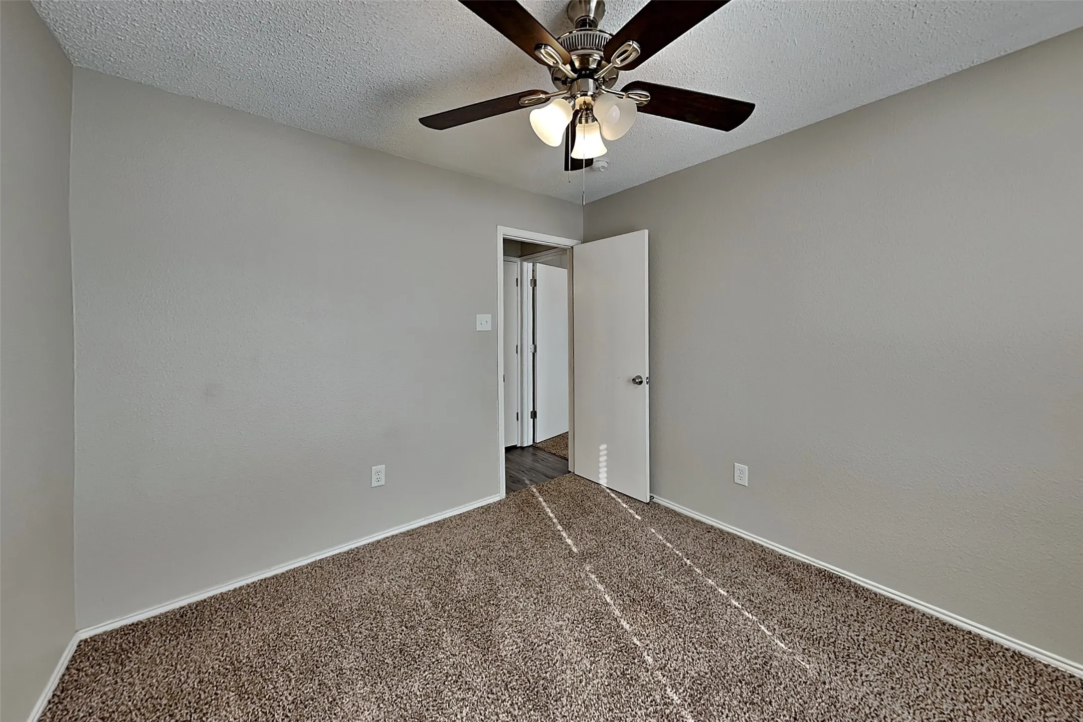 Single Family Residence For Rent in Tarrant County , 8820 Quarry Circle, Fort Worth, Texas 76244, 5 Bedroom, 3 Bathroom, 2 Garage spaces, 1,992 Sqft, built in 2000, mls#21402042, Real Estate Agent in Fort Worth, Homes For Rent in Tarrant county, Homes For Rent in Fort Worth, Realtor in Fort Worth Texas, Real Estate Brokerage Independent Realty Texas, Luminita Cordes Realtor