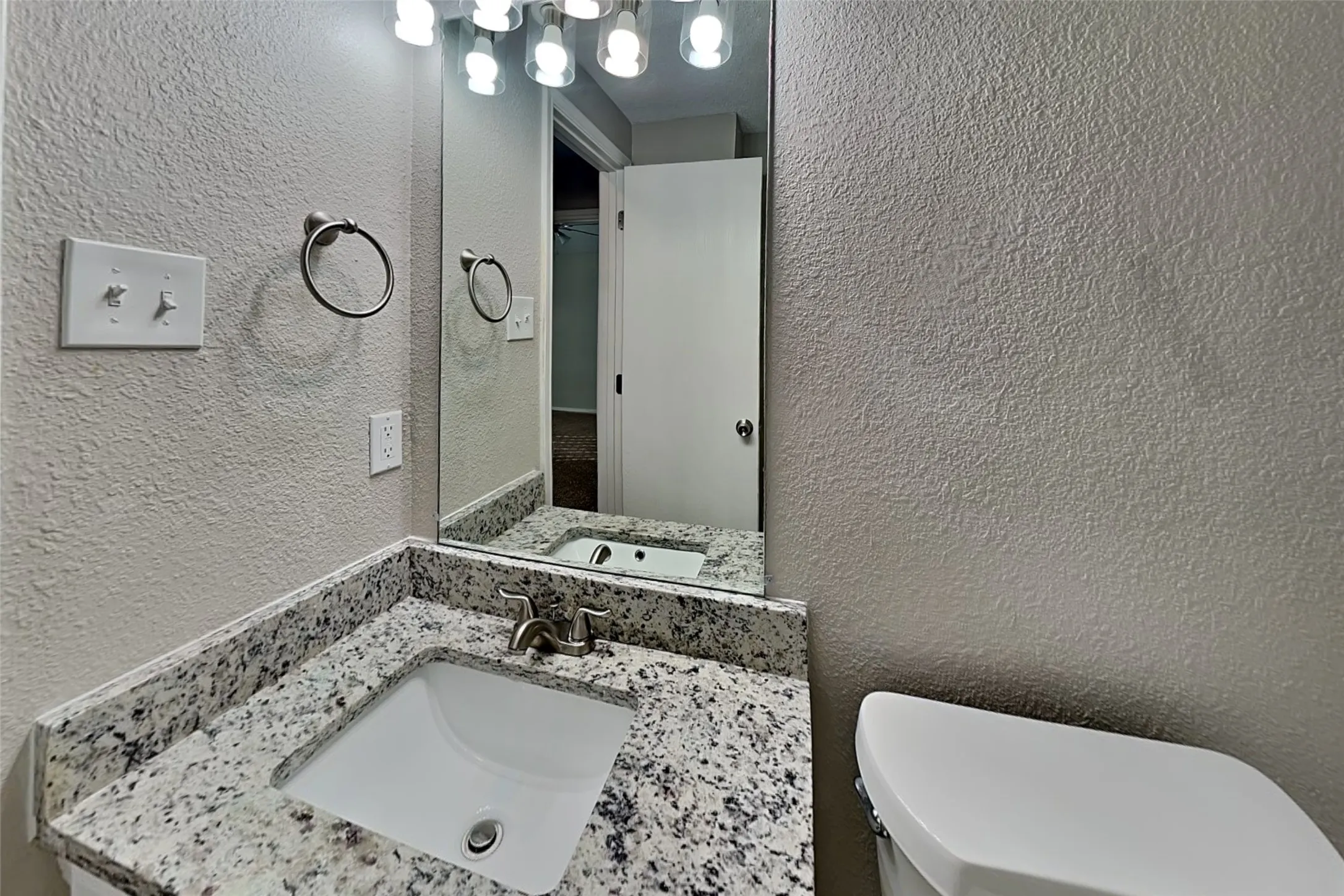 Single Family Residence For Rent in Tarrant County , 8820 Quarry Circle, Fort Worth, Texas 76244, 5 Bedroom, 3 Bathroom, 2 Garage spaces, 1,992 Sqft, built in 2000, mls#21402042, Real Estate Agent in Fort Worth, Homes For Rent in Tarrant county, Homes For Rent in Fort Worth, Realtor in Fort Worth Texas, Real Estate Brokerage Independent Realty Texas, Luminita Cordes Realtor