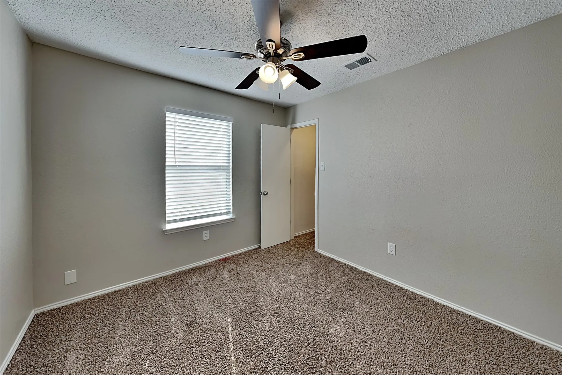 Single Family Residence For Rent in Tarrant County , 8820 Quarry Circle, Fort Worth, Texas 76244, 5 Bedroom, 3 Bathroom, 2 Garage spaces, 1,992 Sqft, built in 2000, mls#21402042, Real Estate Agent in Fort Worth, Homes For Rent in Tarrant county, Homes For Rent in Fort Worth, Realtor in Fort Worth Texas, Real Estate Brokerage Independent Realty Texas, Luminita Cordes Realtor