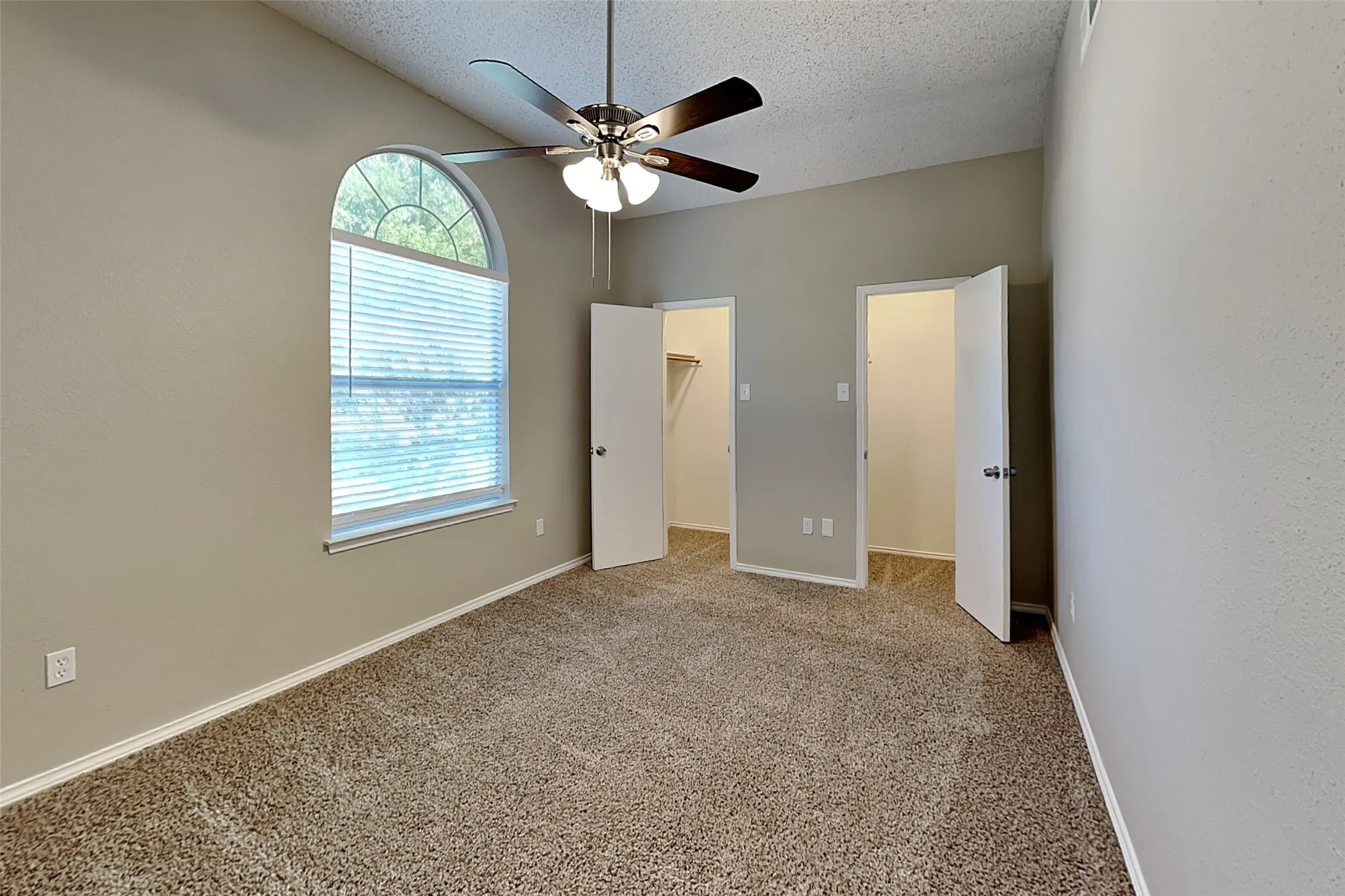 Single Family Residence For Rent in Tarrant County , 8820 Quarry Circle, Fort Worth, Texas 76244, 5 Bedroom, 3 Bathroom, 2 Garage spaces, 1,992 Sqft, built in 2000, mls#21402042, Real Estate Agent in Fort Worth, Homes For Rent in Tarrant county, Homes For Rent in Fort Worth, Realtor in Fort Worth Texas, Real Estate Brokerage Independent Realty Texas, Luminita Cordes Realtor