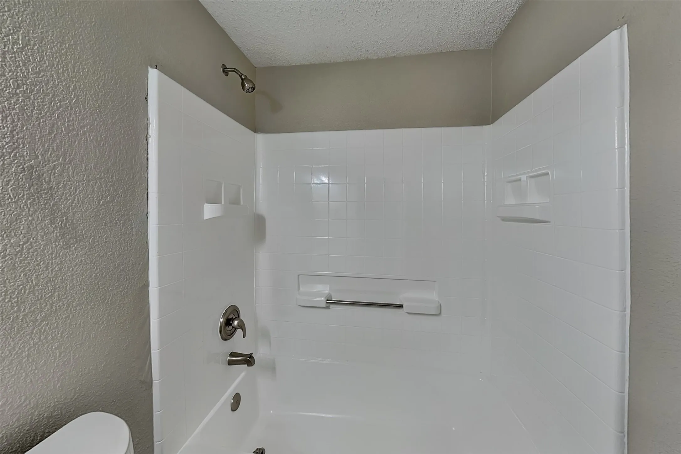 Single Family Residence For Rent in Tarrant County , 8820 Quarry Circle, Fort Worth, Texas 76244, 5 Bedroom, 3 Bathroom, 2 Garage spaces, 1,992 Sqft, built in 2000, mls#21402042, Real Estate Agent in Fort Worth, Homes For Rent in Tarrant county, Homes For Rent in Fort Worth, Realtor in Fort Worth Texas, Real Estate Brokerage Independent Realty Texas, Luminita Cordes Realtor