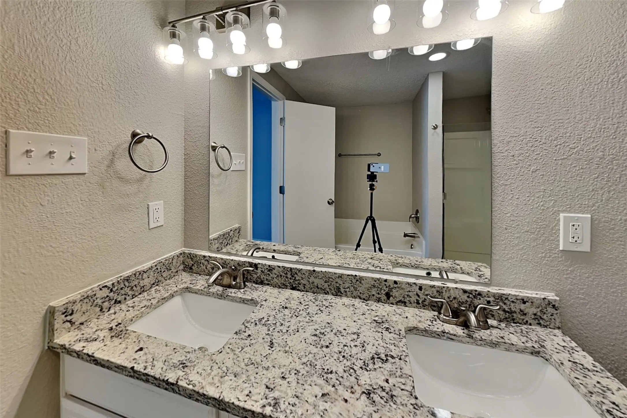 Single Family Residence For Rent in Tarrant County , 8820 Quarry Circle, Fort Worth, Texas 76244, 5 Bedroom, 3 Bathroom, 2 Garage spaces, 1,992 Sqft, built in 2000, mls#21402042, Real Estate Agent in Fort Worth, Homes For Rent in Tarrant county, Homes For Rent in Fort Worth, Realtor in Fort Worth Texas, Real Estate Brokerage Independent Realty Texas, Luminita Cordes Realtor
