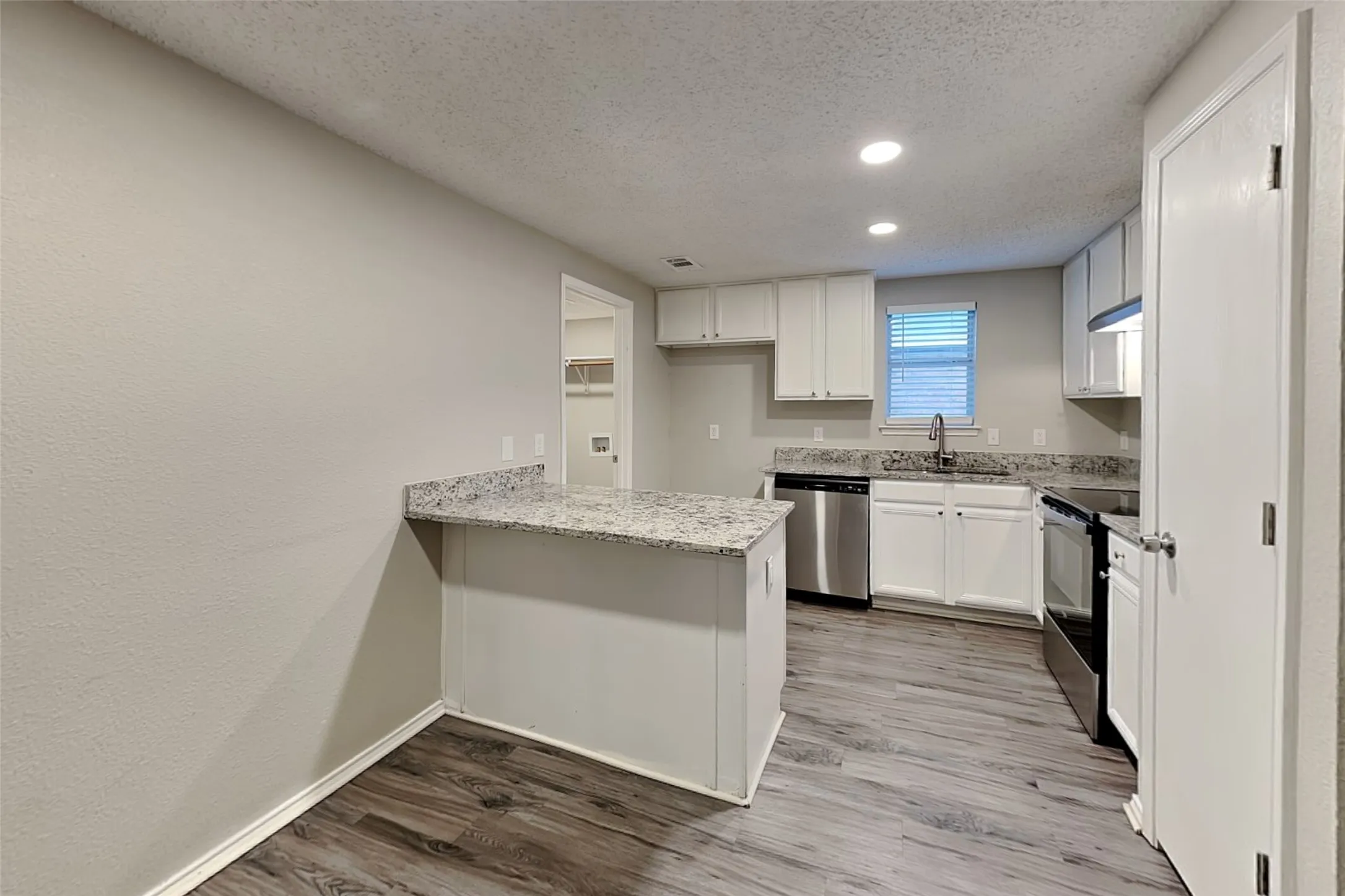 Single Family Residence For Rent in Tarrant County , 8820 Quarry Circle, Fort Worth, Texas 76244, 5 Bedroom, 3 Bathroom, 2 Garage spaces, 1,992 Sqft, built in 2000, mls#21402042, Real Estate Agent in Fort Worth, Homes For Rent in Tarrant county, Homes For Rent in Fort Worth, Realtor in Fort Worth Texas, Real Estate Brokerage Independent Realty Texas, Luminita Cordes Realtor