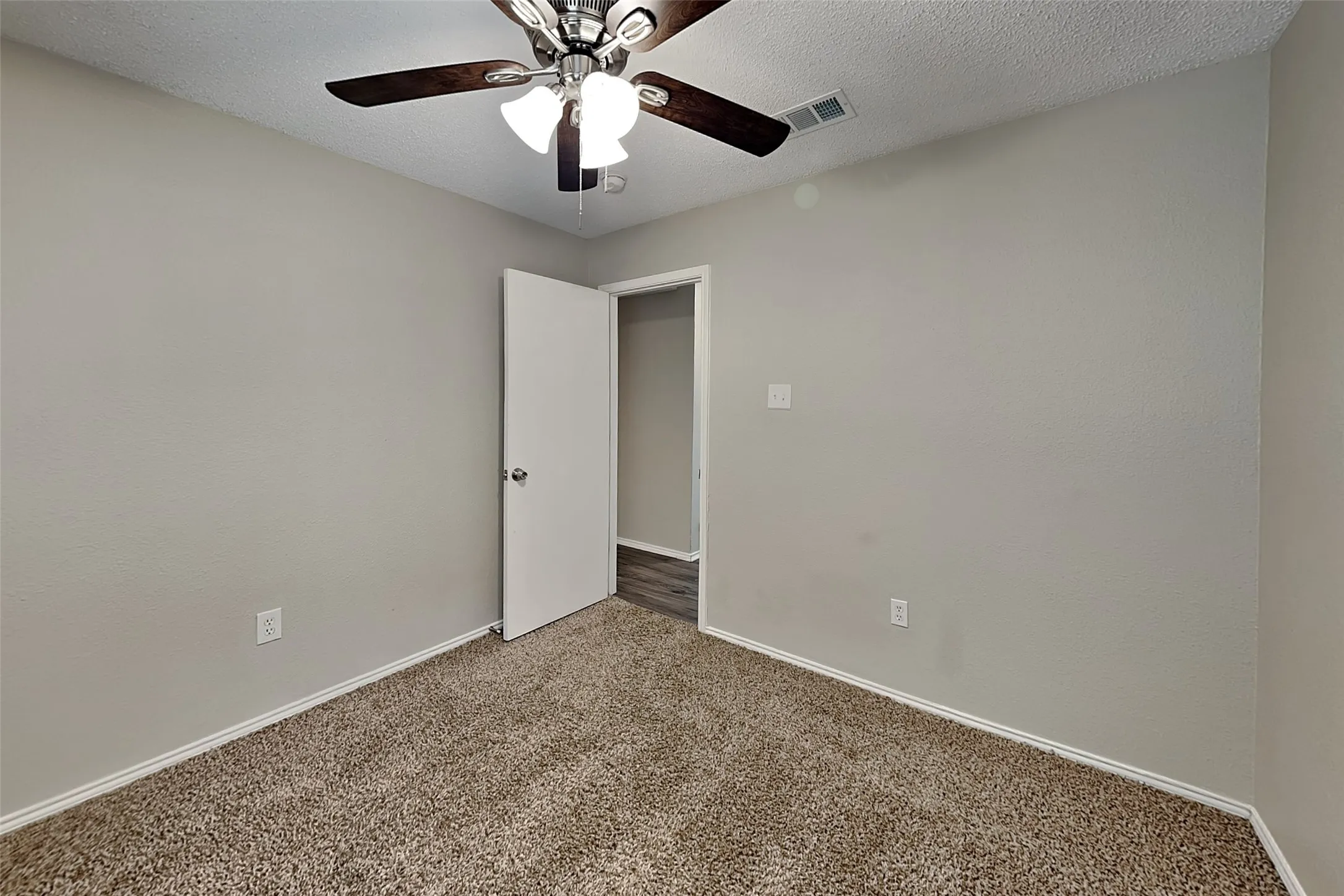 Single Family Residence For Rent in Tarrant County , 8820 Quarry Circle, Fort Worth, Texas 76244, 5 Bedroom, 3 Bathroom, 2 Garage spaces, 1,992 Sqft, built in 2000, mls#21402042, Real Estate Agent in Fort Worth, Homes For Rent in Tarrant county, Homes For Rent in Fort Worth, Realtor in Fort Worth Texas, Real Estate Brokerage Independent Realty Texas, Luminita Cordes Realtor