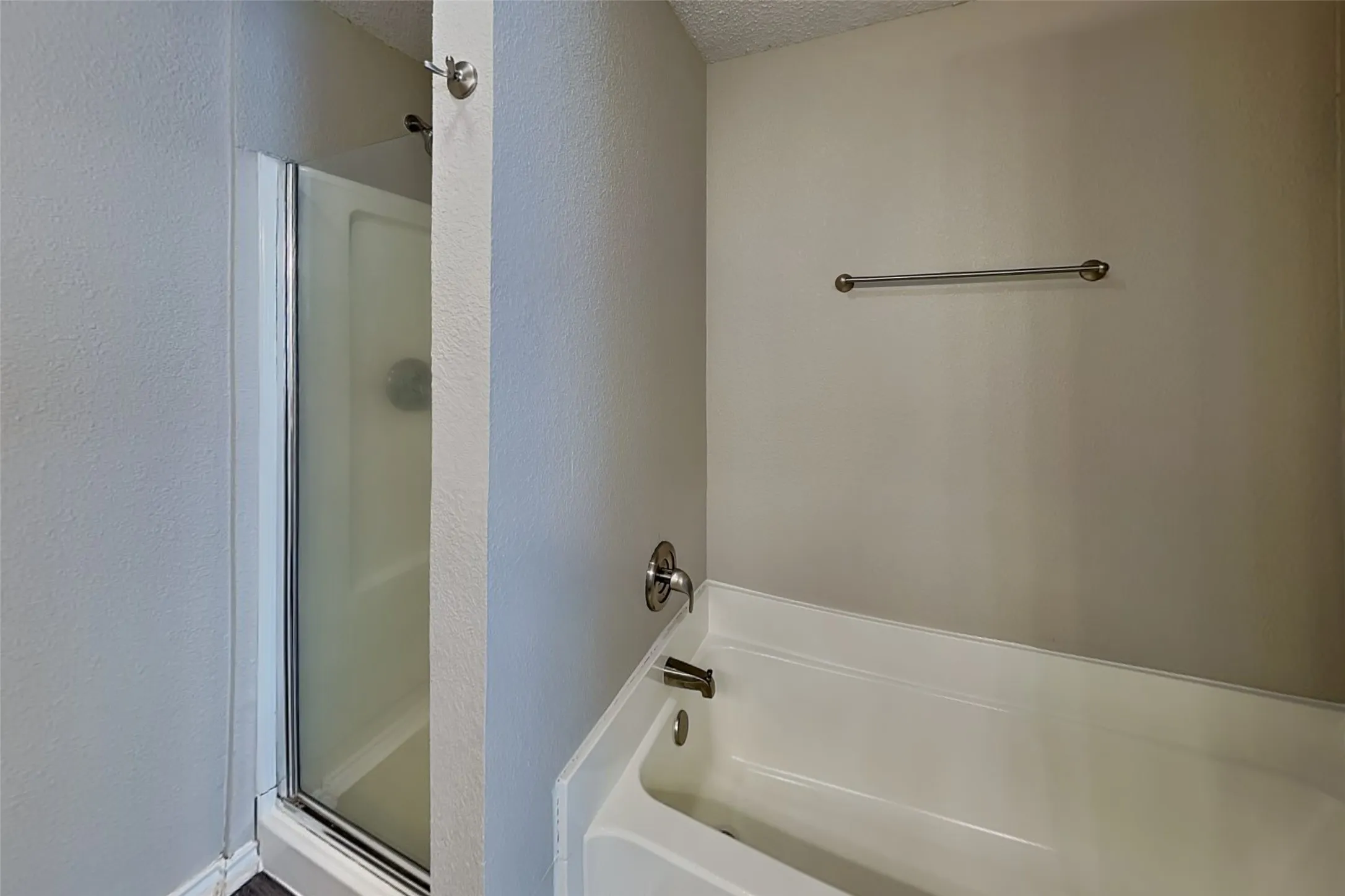 Single Family Residence For Rent in Tarrant County , 8820 Quarry Circle, Fort Worth, Texas 76244, 5 Bedroom, 3 Bathroom, 2 Garage spaces, 1,992 Sqft, built in 2000, mls#21402042, Real Estate Agent in Fort Worth, Homes For Rent in Tarrant county, Homes For Rent in Fort Worth, Realtor in Fort Worth Texas, Real Estate Brokerage Independent Realty Texas, Luminita Cordes Realtor
