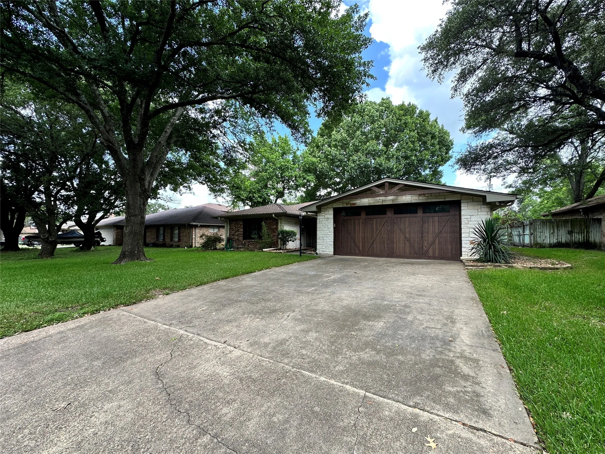 Single Family Residence For Rent in Navarro County , 120 W Drane Avenue, Corsicana, Texas 75110, 3 Bedroom, 2 Bathroom, 2 Garage spaces, 1,476 Sqft, built in 1976, mls#21402069, Real Estate Agent in Corsicana, Homes For Rent in Navarro county, Homes For Rent in Corsicana, Realtor in Corsicana Texas, Real Estate Brokerage Independent Realty Texas, Luminita Cordes Realtor