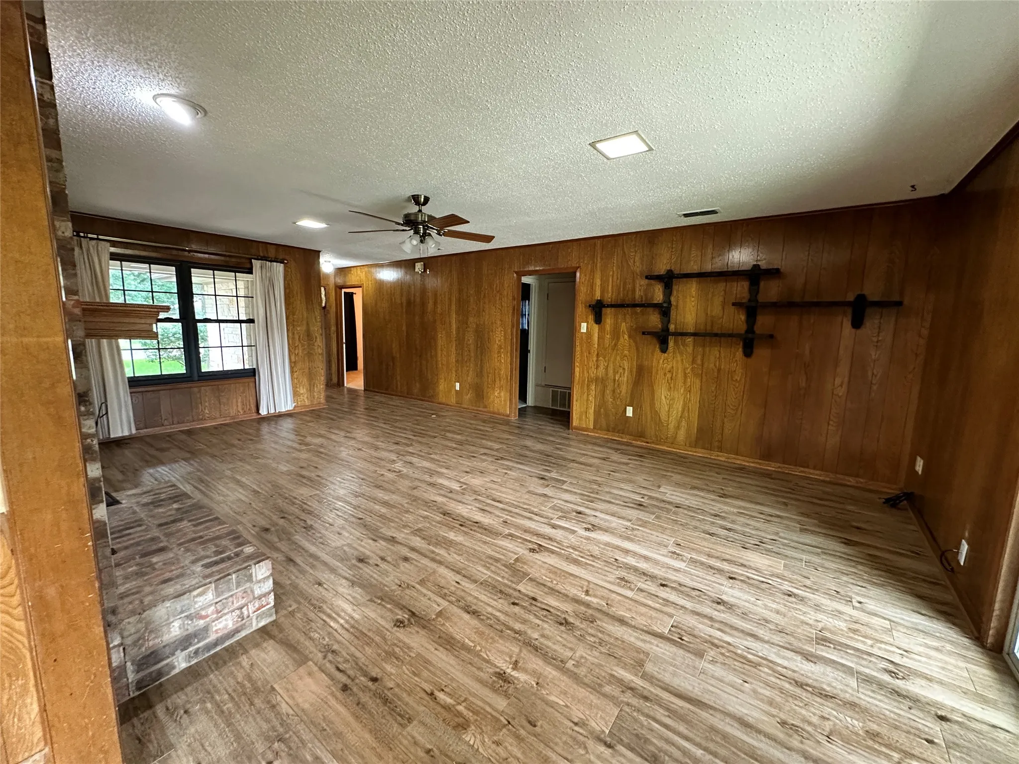 Single Family Residence For Rent in Navarro County , 120 W Drane Avenue, Corsicana, Texas 75110, 3 Bedroom, 2 Bathroom, 2 Garage spaces, 1,476 Sqft, built in 1976, mls#21402069, Real Estate Agent in Corsicana, Homes For Rent in Navarro county, Homes For Rent in Corsicana, Realtor in Corsicana Texas, Real Estate Brokerage Independent Realty Texas, Luminita Cordes Realtor
