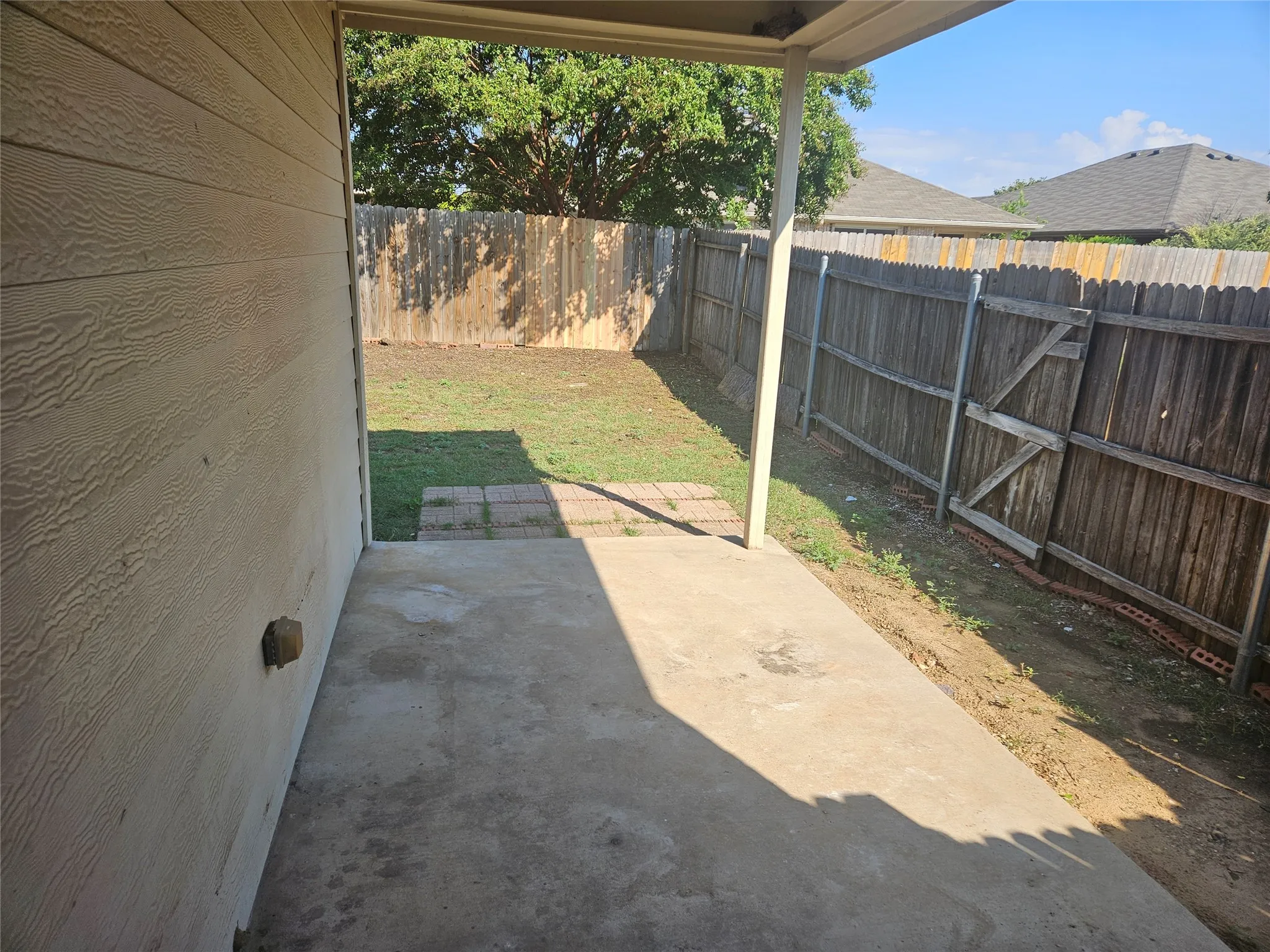 Single Family Residence For Rent in Tarrant County , 4260 Sweet Clover Lane, Fort Worth, Texas 76036, 3 Bedroom, 3 Bathroom, 2 Garage spaces, 2,295 Sqft, built in 2006, mls#21402070, Real Estate Agent in Fort Worth, Homes For Rent in Tarrant county, Homes For Rent in Fort Worth, Realtor in Fort Worth Texas, Real Estate Brokerage Independent Realty Texas, Luminita Cordes Realtor