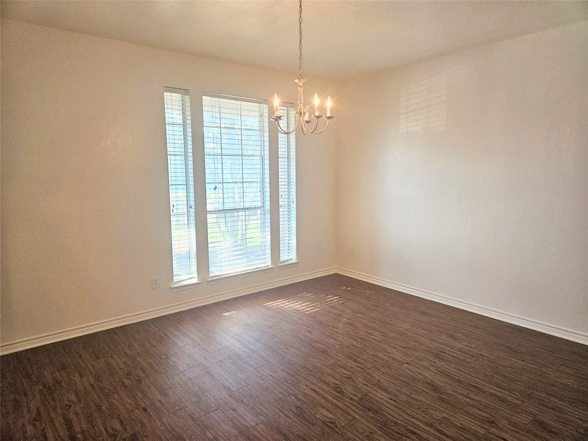 Single Family Residence For Rent in Tarrant County , 4260 Sweet Clover Lane, Fort Worth, Texas 76036, 3 Bedroom, 3 Bathroom, 2 Garage spaces, 2,295 Sqft, built in 2006, mls#21402070, Real Estate Agent in Fort Worth, Homes For Rent in Tarrant county, Homes For Rent in Fort Worth, Realtor in Fort Worth Texas, Real Estate Brokerage Independent Realty Texas, Luminita Cordes Realtor