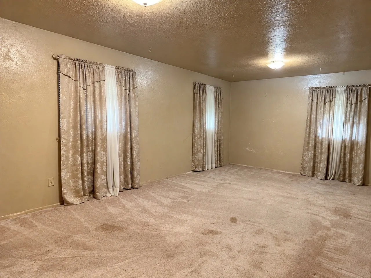 Single Family Residence For Sale in Dallas County , 4141 Clark College Drive, Dallas, Texas 75241, 3 Bedroom, 2 Bathroom, Garage spaces, 1,425 Sqft, built in 1970, mls#21401238, Real Estate Agent in Dallas, Homes For Sale in Dallas county, Homes For Sale in Dallas, Realtor in Dallas Texas, Real Estate Brokerage Independent Realty Texas, Luminita Cordes Realtor