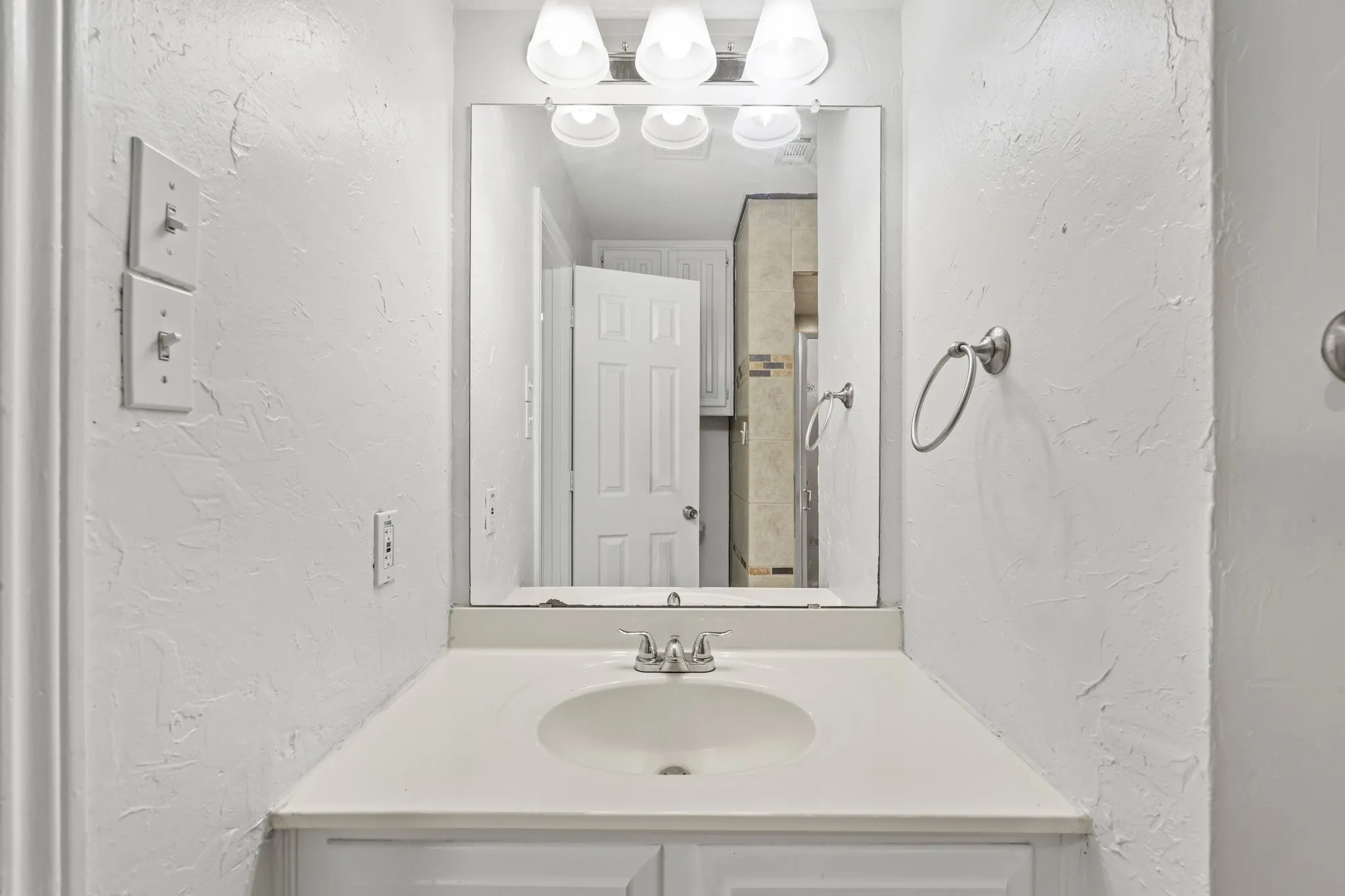 Single Family Residence For Sale in Rockwall County , 107 Becky Lane, Rockwall, Texas 75087, 4 Bedroom, 3 Bathroom, 2 Garage spaces, 2,186 Sqft, built in 1985, mls#21401563, Real Estate Agent in Rockwall, Homes For Sale in Rockwall county, Homes For Sale in Rockwall, Realtor in Rockwall Texas, Real Estate Brokerage Independent Realty Texas, Luminita Cordes Realtor