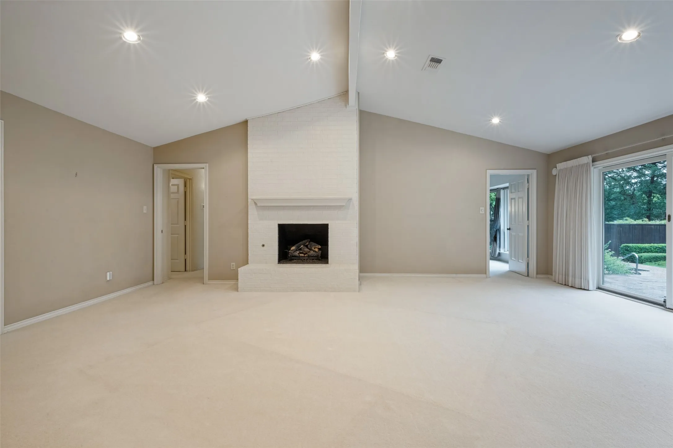 Single Family Residence For Sale in Denton County , 6 Timbergreen Circle, Denton, Texas 76205, 4 Bedroom, 3 Bathroom, 2 Garage spaces, 3,737 Sqft, built in 1980, mls#21401711, Real Estate Agent in Denton, Homes For Sale in Denton county, Homes For Sale in Denton, Realtor in Denton Texas, Real Estate Brokerage Independent Realty Texas, Luminita Cordes Realtor