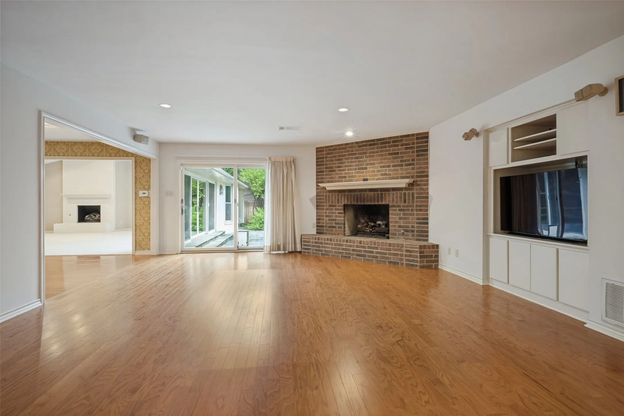 Single Family Residence For Sale in Denton County , 6 Timbergreen Circle, Denton, Texas 76205, 4 Bedroom, 3 Bathroom, 2 Garage spaces, 3,737 Sqft, built in 1980, mls#21401711, Real Estate Agent in Denton, Homes For Sale in Denton county, Homes For Sale in Denton, Realtor in Denton Texas, Real Estate Brokerage Independent Realty Texas, Luminita Cordes Realtor