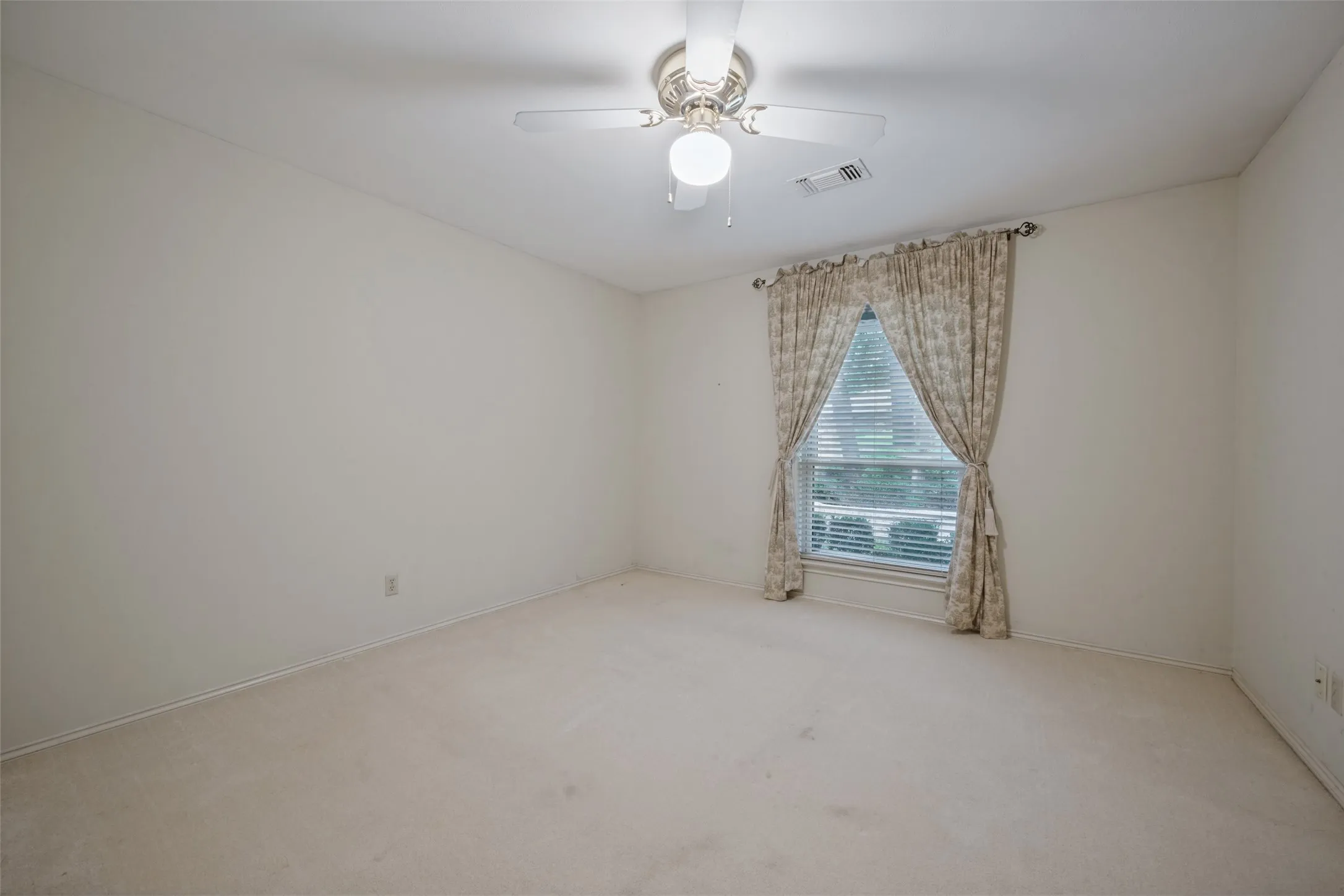 Single Family Residence For Sale in Denton County , 6 Timbergreen Circle, Denton, Texas 76205, 4 Bedroom, 3 Bathroom, 2 Garage spaces, 3,737 Sqft, built in 1980, mls#21401711, Real Estate Agent in Denton, Homes For Sale in Denton county, Homes For Sale in Denton, Realtor in Denton Texas, Real Estate Brokerage Independent Realty Texas, Luminita Cordes Realtor
