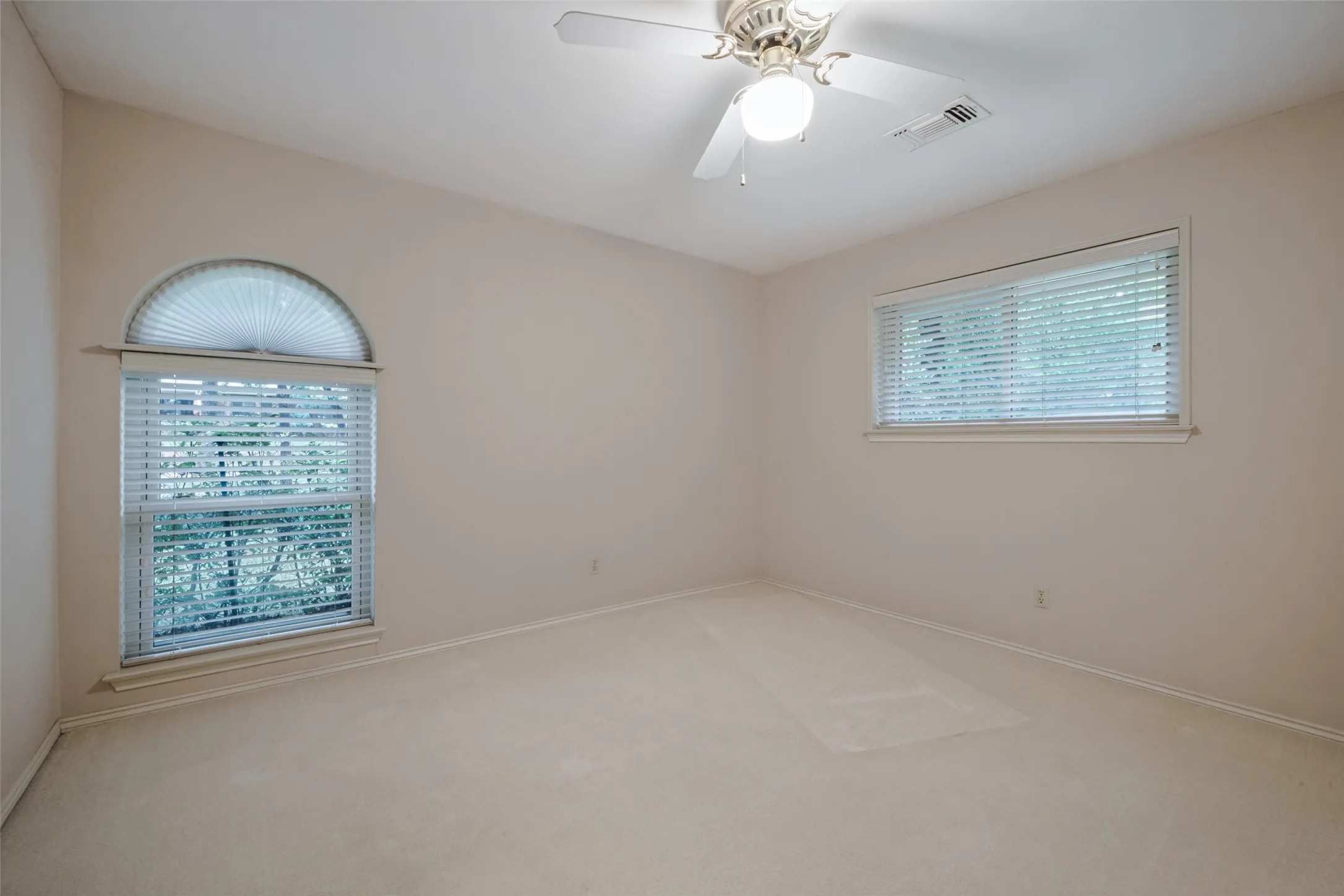 Single Family Residence For Sale in Denton County , 6 Timbergreen Circle, Denton, Texas 76205, 4 Bedroom, 3 Bathroom, 2 Garage spaces, 3,737 Sqft, built in 1980, mls#21401711, Real Estate Agent in Denton, Homes For Sale in Denton county, Homes For Sale in Denton, Realtor in Denton Texas, Real Estate Brokerage Independent Realty Texas, Luminita Cordes Realtor