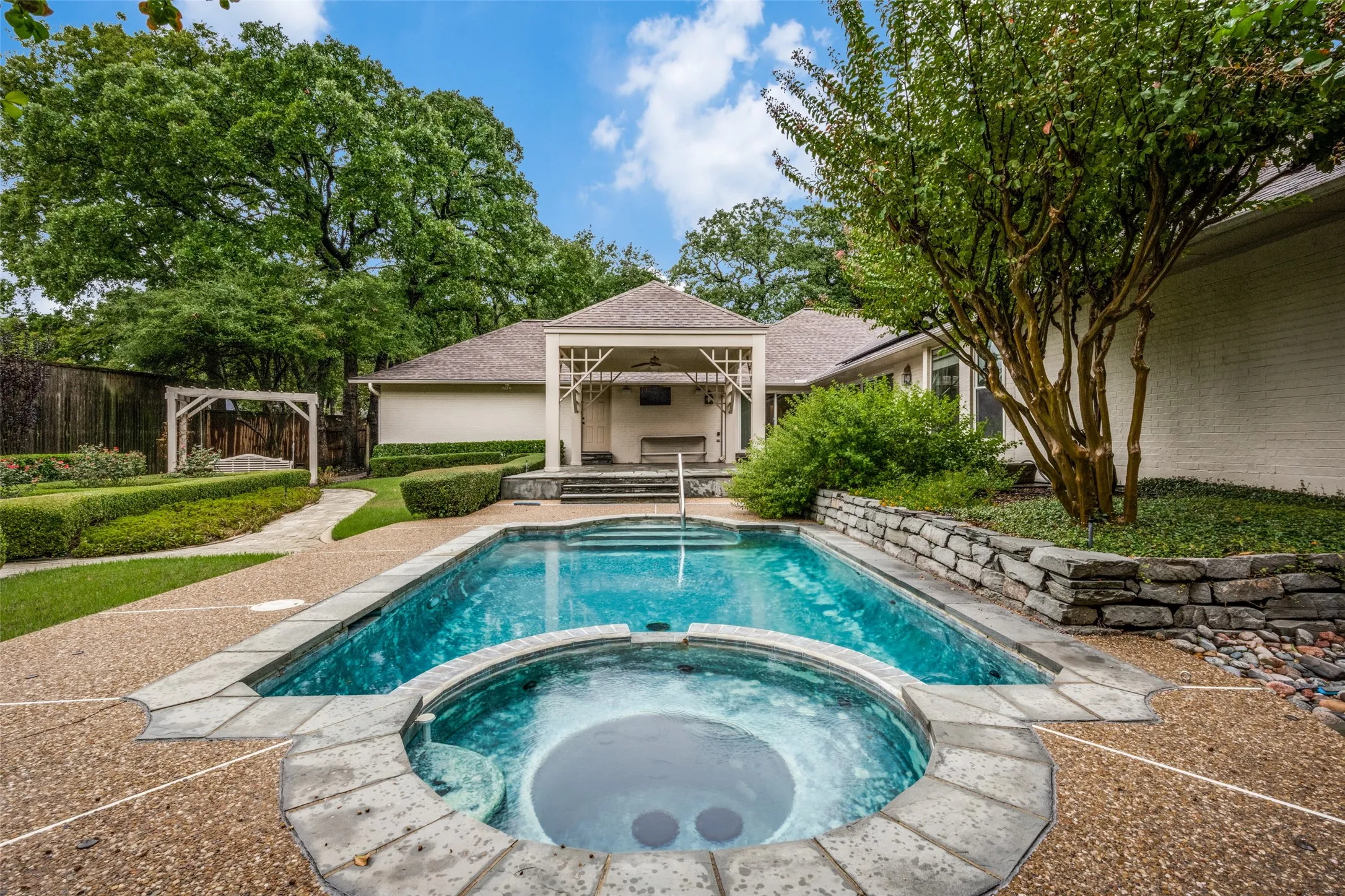Single Family Residence For Sale in Denton County , 6 Timbergreen Circle, Denton, Texas 76205, 4 Bedroom, 3 Bathroom, 2 Garage spaces, 3,737 Sqft, built in 1980, mls#21401711, Real Estate Agent in Denton, Homes For Sale in Denton county, Homes For Sale in Denton, Realtor in Denton Texas, Real Estate Brokerage Independent Realty Texas, Luminita Cordes Realtor