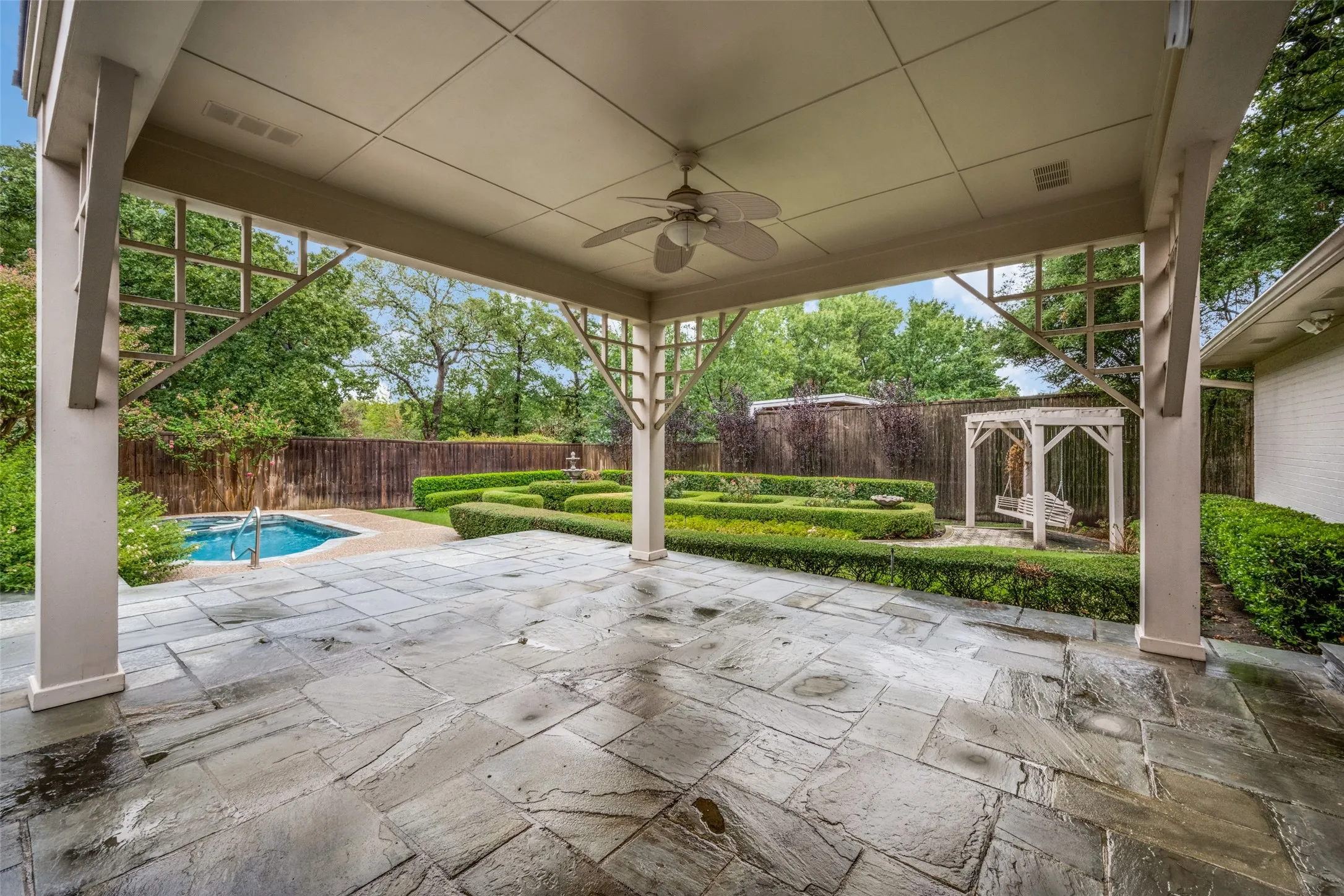 Single Family Residence For Sale in Denton County , 6 Timbergreen Circle, Denton, Texas 76205, 4 Bedroom, 3 Bathroom, 2 Garage spaces, 3,737 Sqft, built in 1980, mls#21401711, Real Estate Agent in Denton, Homes For Sale in Denton county, Homes For Sale in Denton, Realtor in Denton Texas, Real Estate Brokerage Independent Realty Texas, Luminita Cordes Realtor