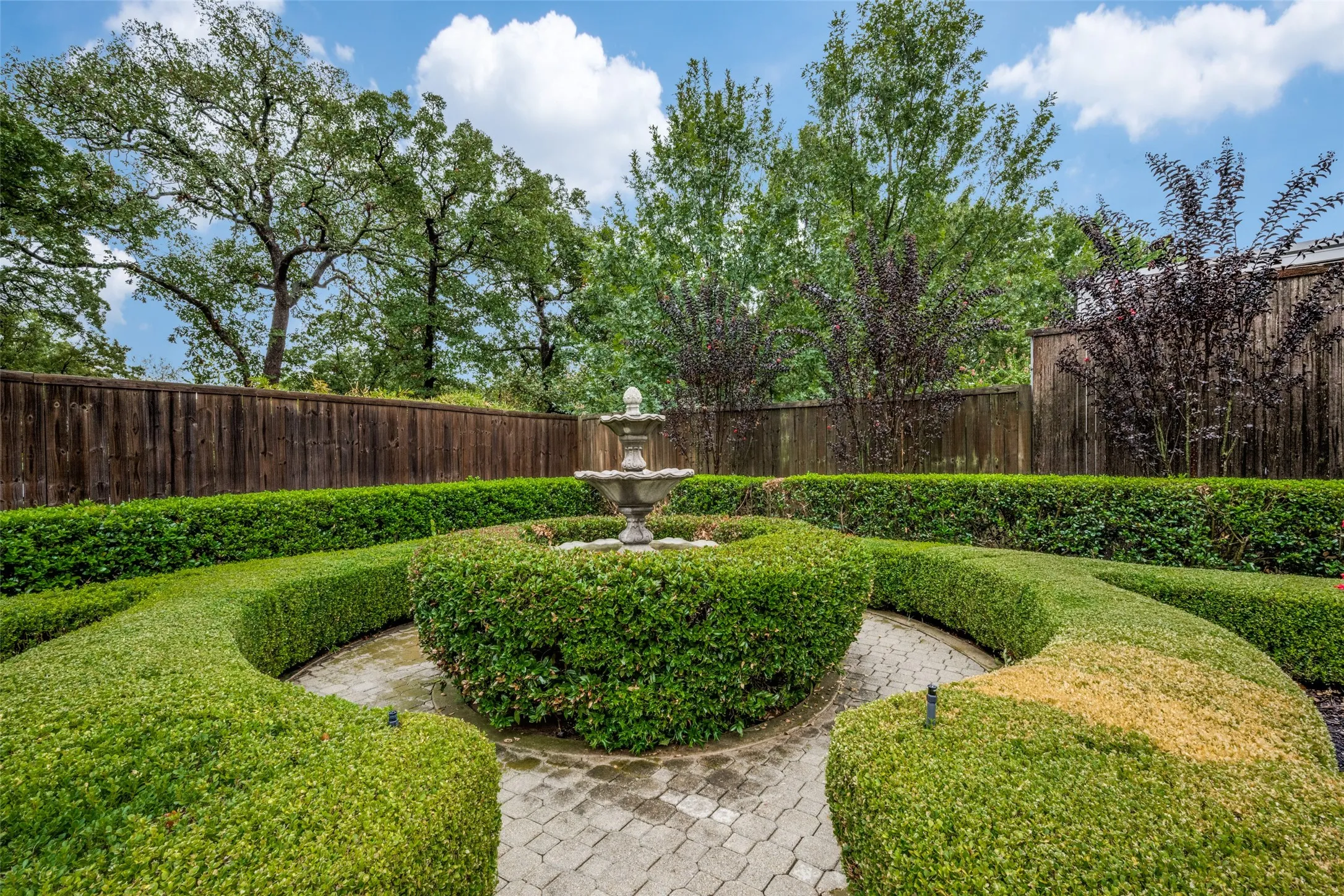 Single Family Residence For Sale in Denton County , 6 Timbergreen Circle, Denton, Texas 76205, 4 Bedroom, 3 Bathroom, 2 Garage spaces, 3,737 Sqft, built in 1980, mls#21401711, Real Estate Agent in Denton, Homes For Sale in Denton county, Homes For Sale in Denton, Realtor in Denton Texas, Real Estate Brokerage Independent Realty Texas, Luminita Cordes Realtor