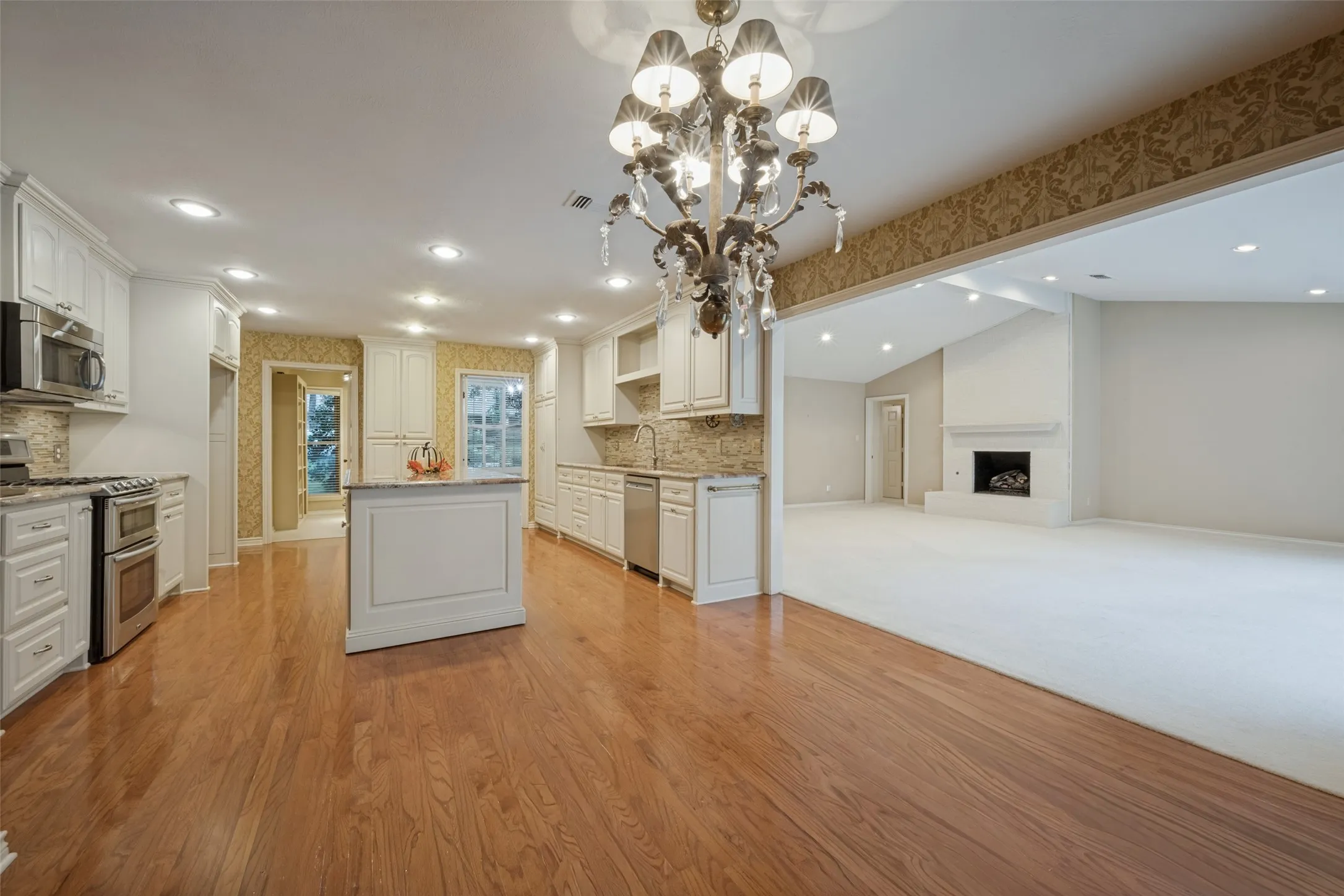 Single Family Residence For Sale in Denton County , 6 Timbergreen Circle, Denton, Texas 76205, 4 Bedroom, 3 Bathroom, 2 Garage spaces, 3,737 Sqft, built in 1980, mls#21401711, Real Estate Agent in Denton, Homes For Sale in Denton county, Homes For Sale in Denton, Realtor in Denton Texas, Real Estate Brokerage Independent Realty Texas, Luminita Cordes Realtor