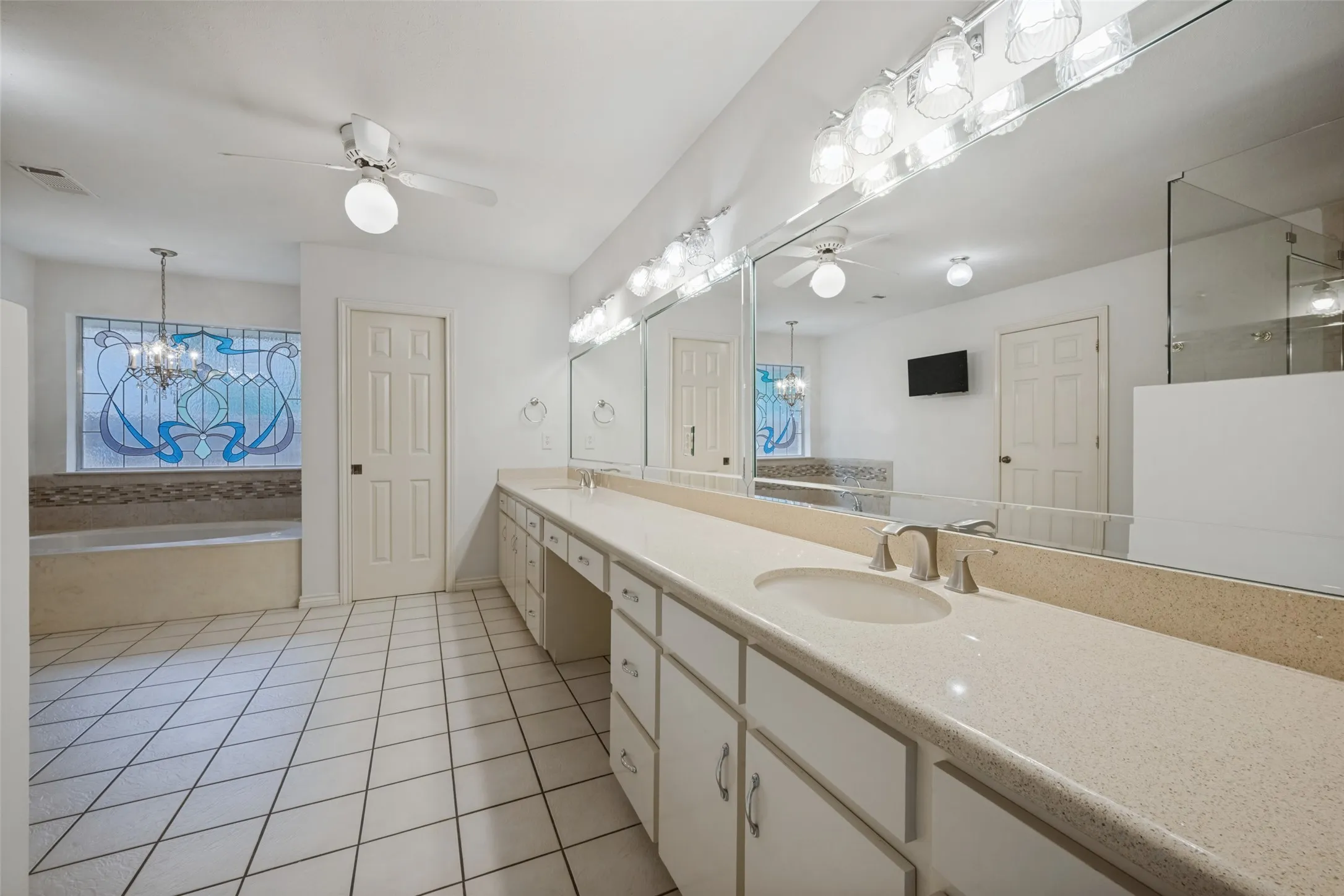 Single Family Residence For Sale in Denton County , 6 Timbergreen Circle, Denton, Texas 76205, 4 Bedroom, 3 Bathroom, 2 Garage spaces, 3,737 Sqft, built in 1980, mls#21401711, Real Estate Agent in Denton, Homes For Sale in Denton county, Homes For Sale in Denton, Realtor in Denton Texas, Real Estate Brokerage Independent Realty Texas, Luminita Cordes Realtor