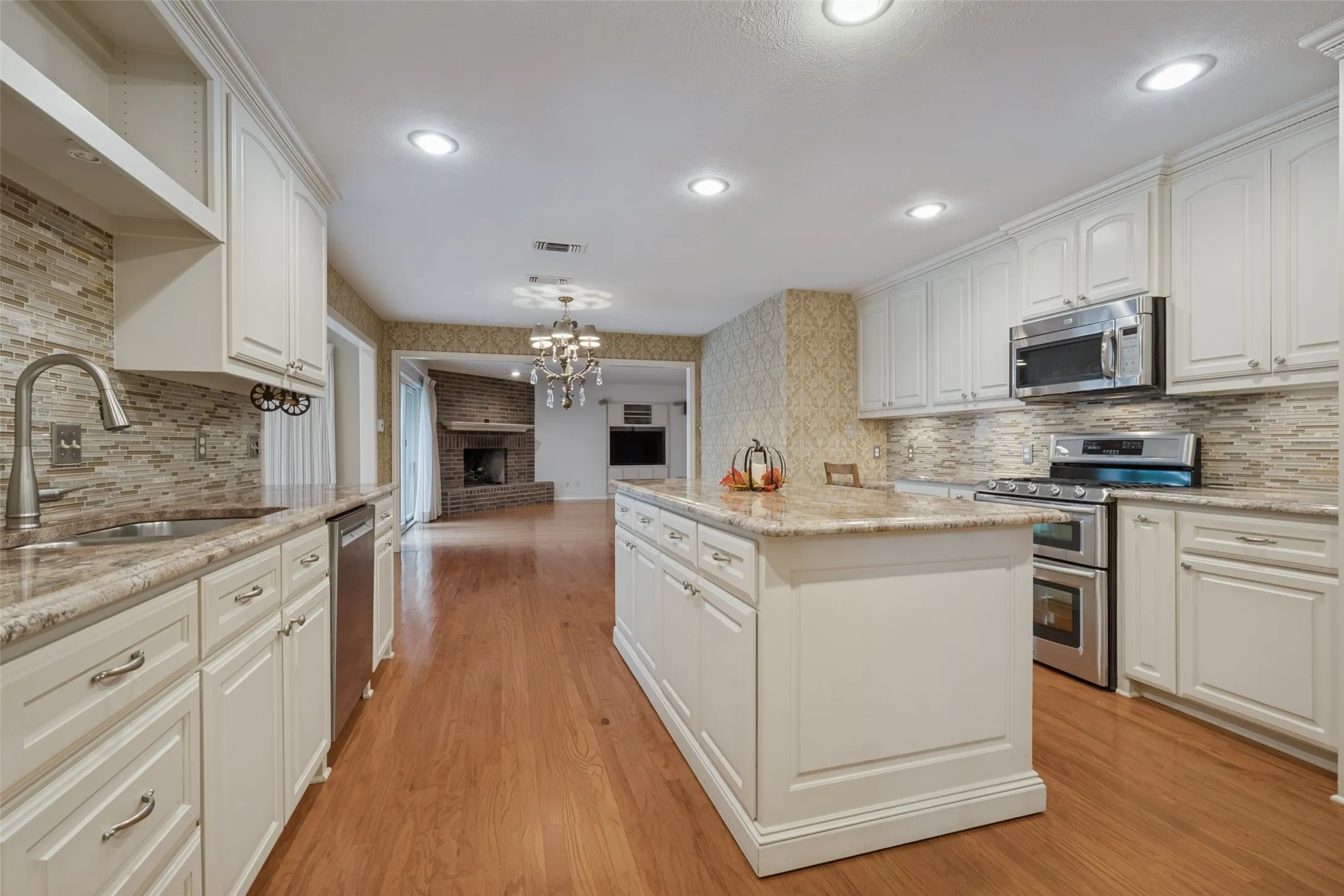 Single Family Residence For Sale in Denton County , 6 Timbergreen Circle, Denton, Texas 76205, 4 Bedroom, 3 Bathroom, 2 Garage spaces, 3,737 Sqft, built in 1980, mls#21401711, Real Estate Agent in Denton, Homes For Sale in Denton county, Homes For Sale in Denton, Realtor in Denton Texas, Real Estate Brokerage Independent Realty Texas, Luminita Cordes Realtor