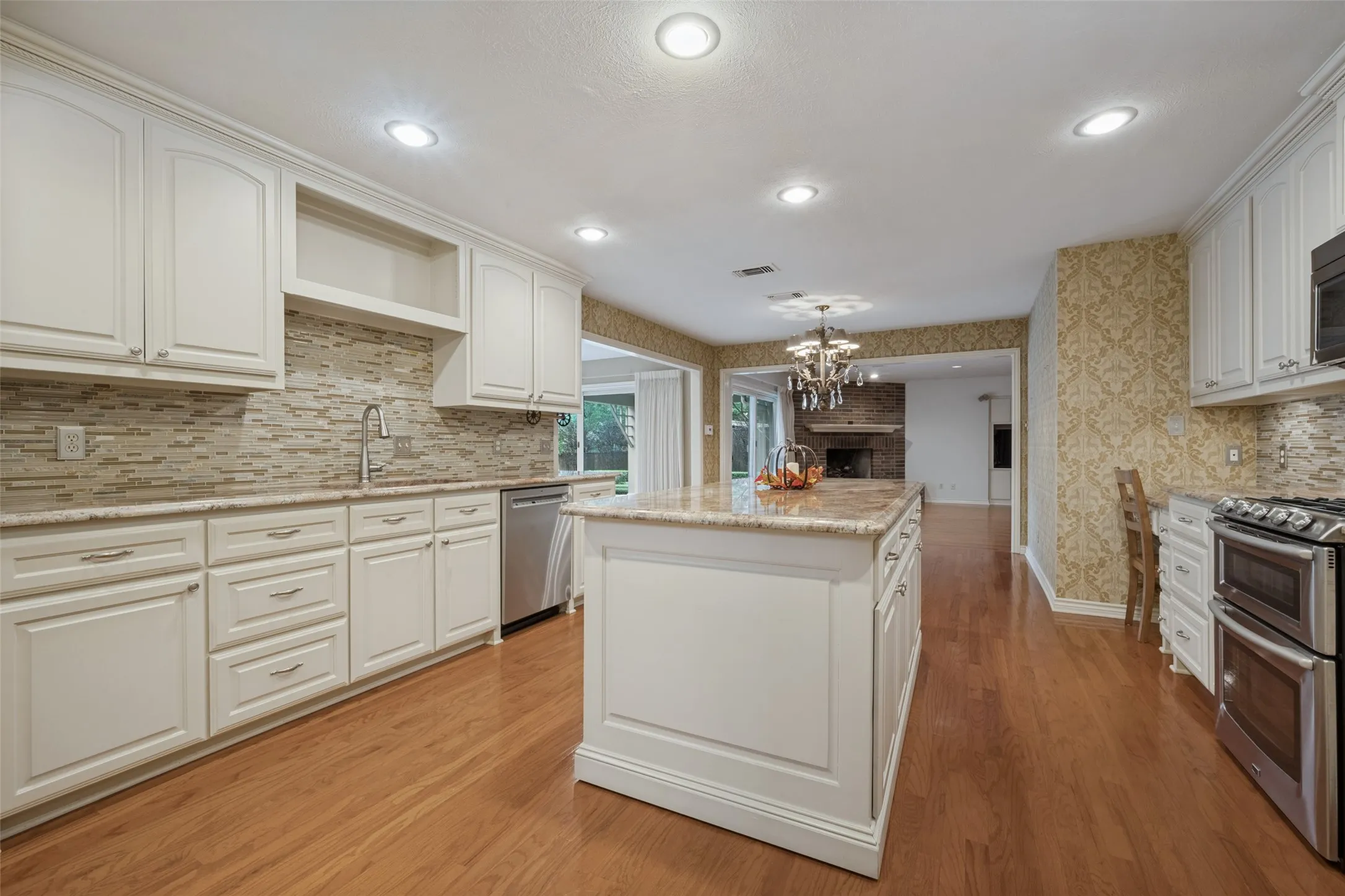 Single Family Residence For Sale in Denton County , 6 Timbergreen Circle, Denton, Texas 76205, 4 Bedroom, 3 Bathroom, 2 Garage spaces, 3,737 Sqft, built in 1980, mls#21401711, Real Estate Agent in Denton, Homes For Sale in Denton county, Homes For Sale in Denton, Realtor in Denton Texas, Real Estate Brokerage Independent Realty Texas, Luminita Cordes Realtor