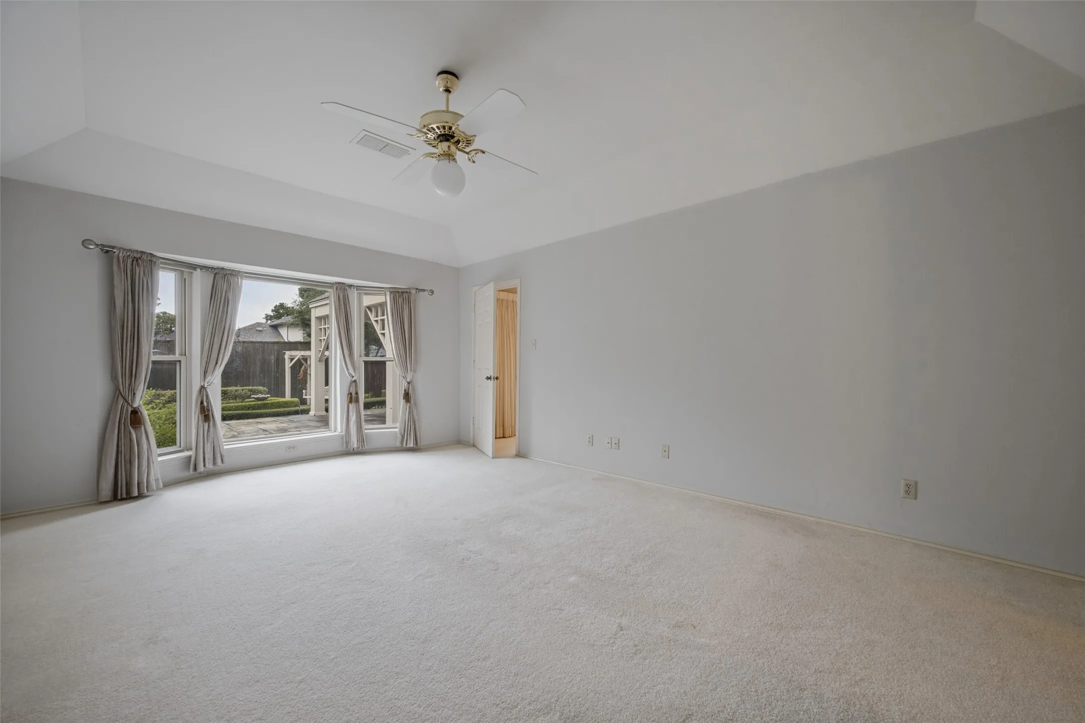 Single Family Residence For Sale in Denton County , 6 Timbergreen Circle, Denton, Texas 76205, 4 Bedroom, 3 Bathroom, 2 Garage spaces, 3,737 Sqft, built in 1980, mls#21401711, Real Estate Agent in Denton, Homes For Sale in Denton county, Homes For Sale in Denton, Realtor in Denton Texas, Real Estate Brokerage Independent Realty Texas, Luminita Cordes Realtor