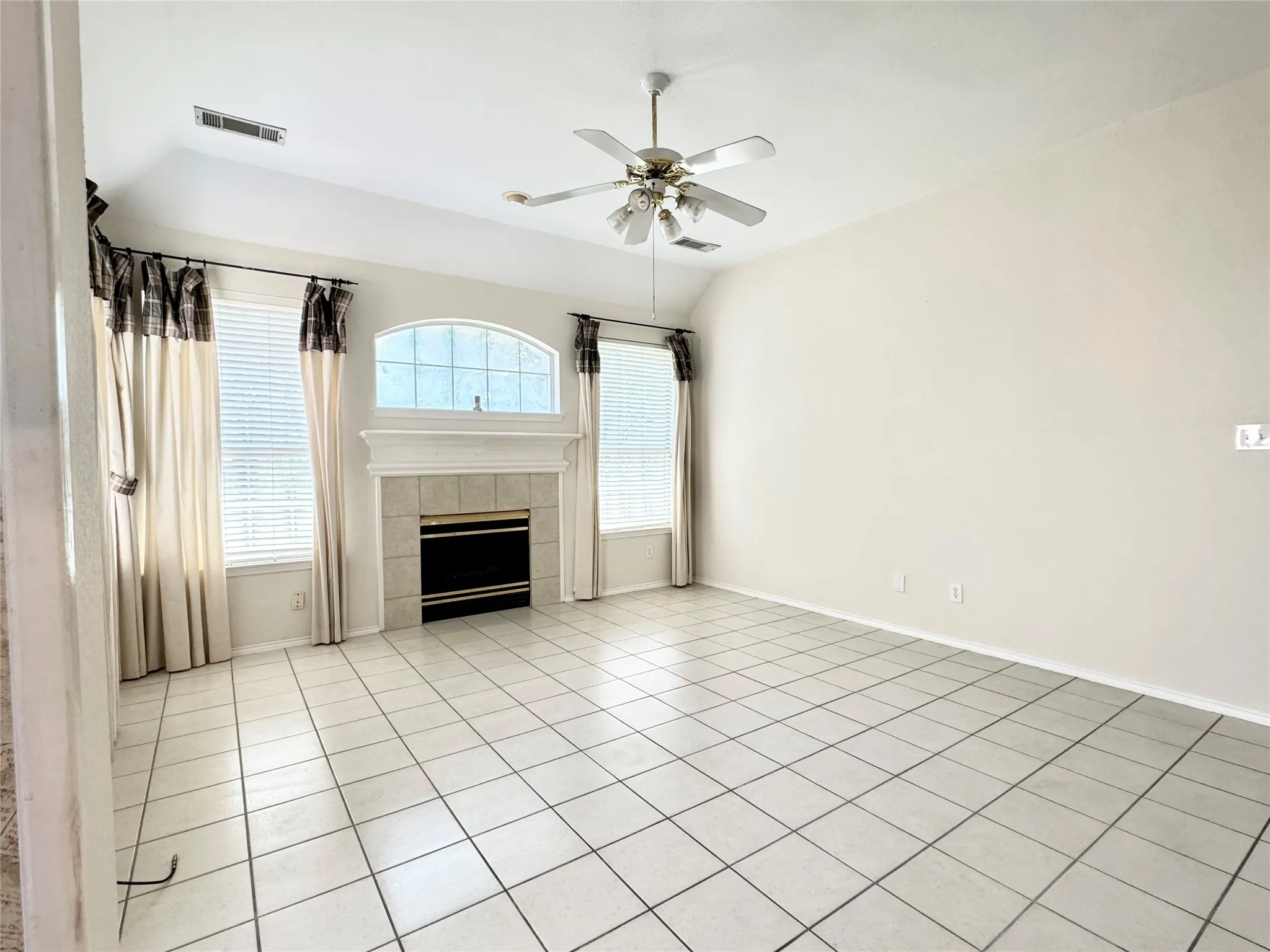 Single Family Residence For Rent in Collin County , 4704 Rockcreek Lane, Plano, Texas 75024, 3 Bedroom, 3 Bathroom, 2 Garage spaces, 2,367 Sqft, built in 1995, mls#21402074, Real Estate Agent in Plano, Homes For Rent in Collin county, Homes For Rent in Plano, Realtor in Plano Texas, Real Estate Brokerage Independent Realty Texas, Luminita Cordes Realtor