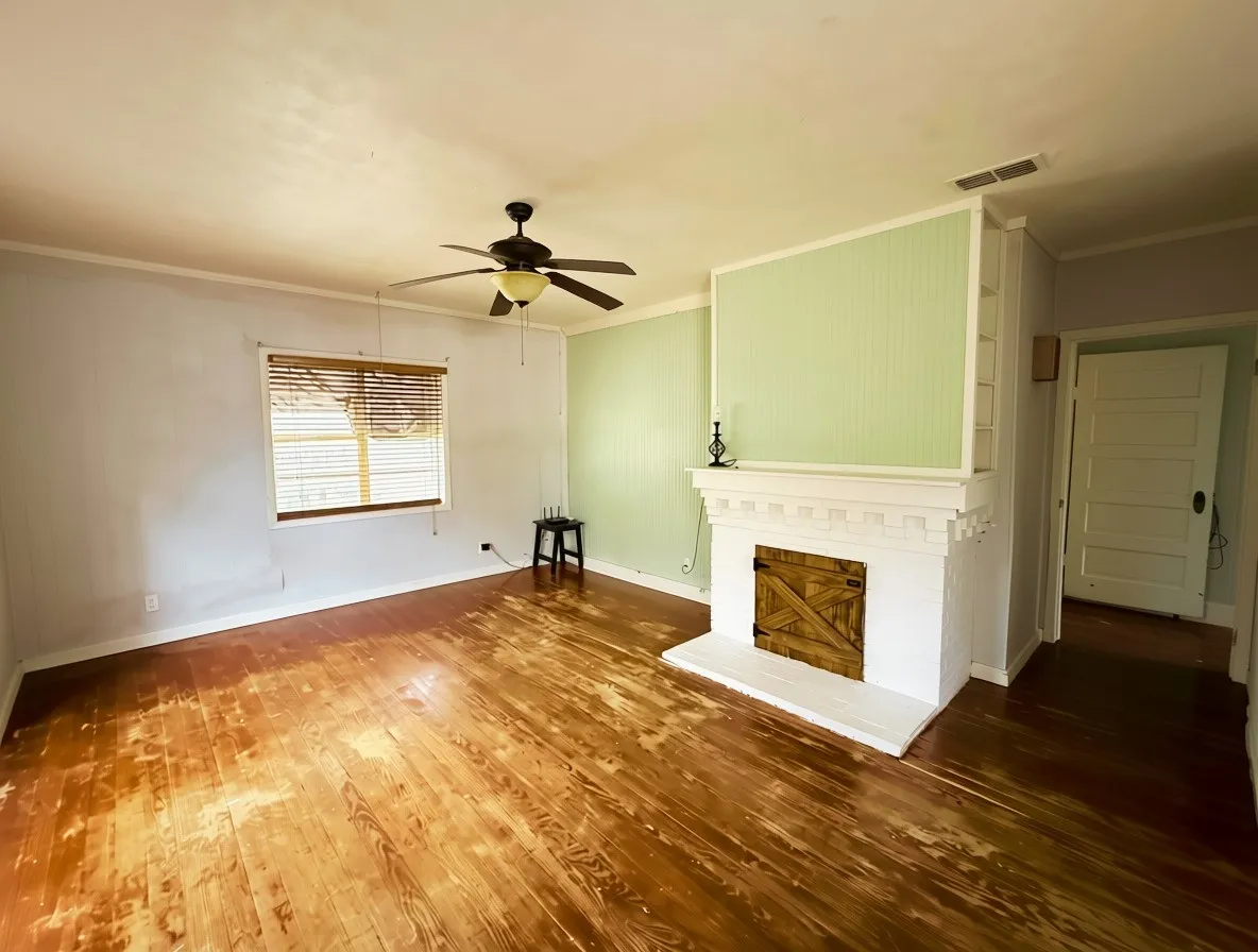 Single Family Residence For Sale in Comanche County , 405 N Pearl Street, Comanche, Texas 76442, 2 Bedroom, 1 Bathroom, Garage spaces, 1,742 Sqft, built in 1910, mls#21399842, Real Estate Agent in Comanche, Homes For Sale in Comanche county, Homes For Sale in Comanche, Realtor in Comanche Texas, Real Estate Brokerage Independent Realty Texas, Luminita Cordes Realtor