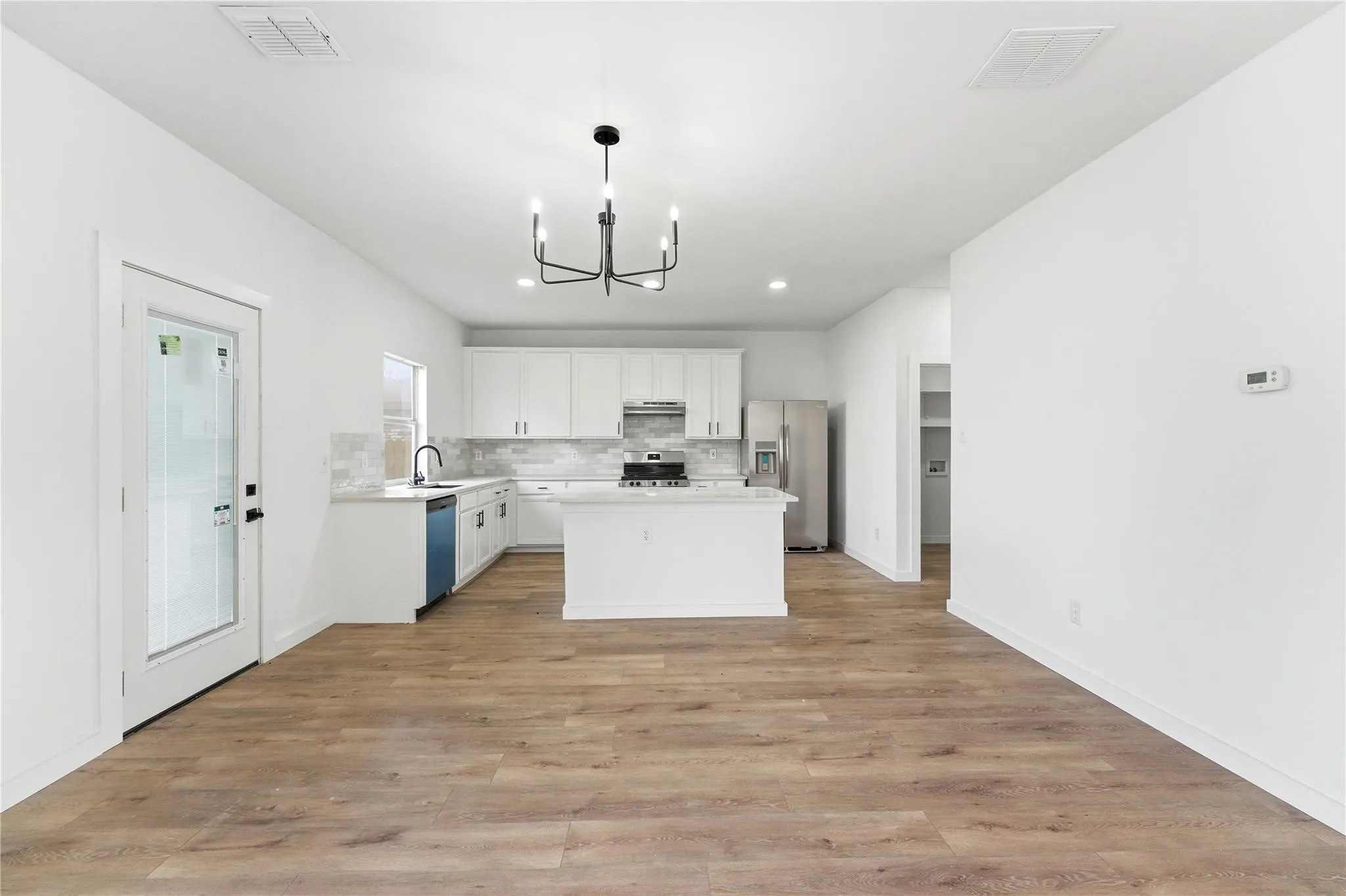 Single Family Residence For Sale in Tarrant County , 7301 Tin Cup Drive, Arlington, Texas 76001, 4 Bedroom, 3 Bathroom, 2 Garage spaces, 3,032 Sqft, built in 2001, mls#21401635, Real Estate Agent in Arlington, Homes For Sale in Tarrant county, Homes For Sale in Arlington, Realtor in Arlington Texas, Real Estate Brokerage Independent Realty Texas, Luminita Cordes Realtor