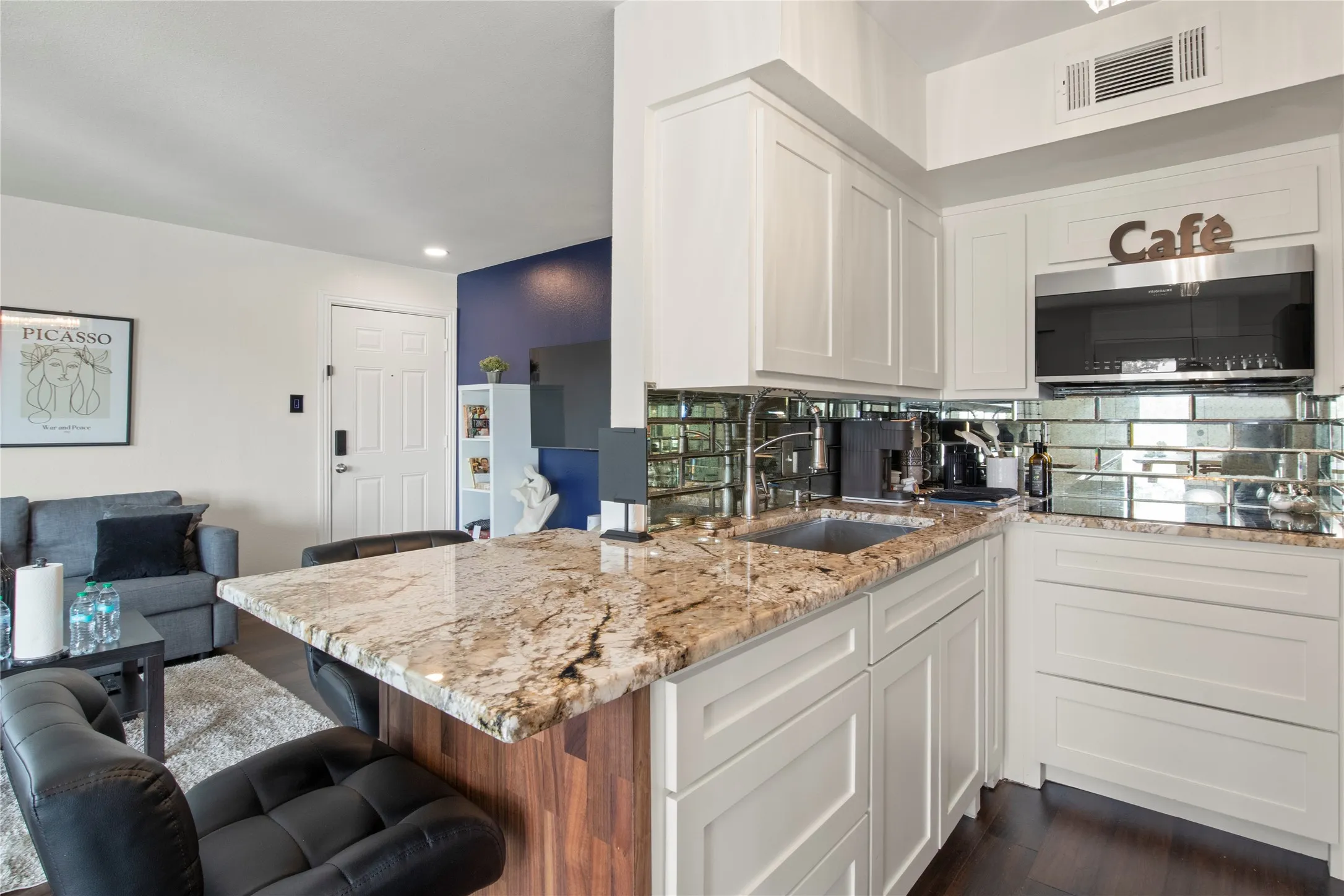 Condominium For Sale in Tarrant County , 2310 Balsam Drive B301, Arlington, Texas 76006, 1 Bedroom, 1 Bathroom, Garage spaces, 614 Sqft, built in 1981, mls#21400086, Real Estate Agent in Arlington, Homes For Sale in Tarrant county, Homes For Sale in Arlington, Realtor in Arlington Texas, Real Estate Brokerage Independent Realty Texas, Luminita Cordes Realtor