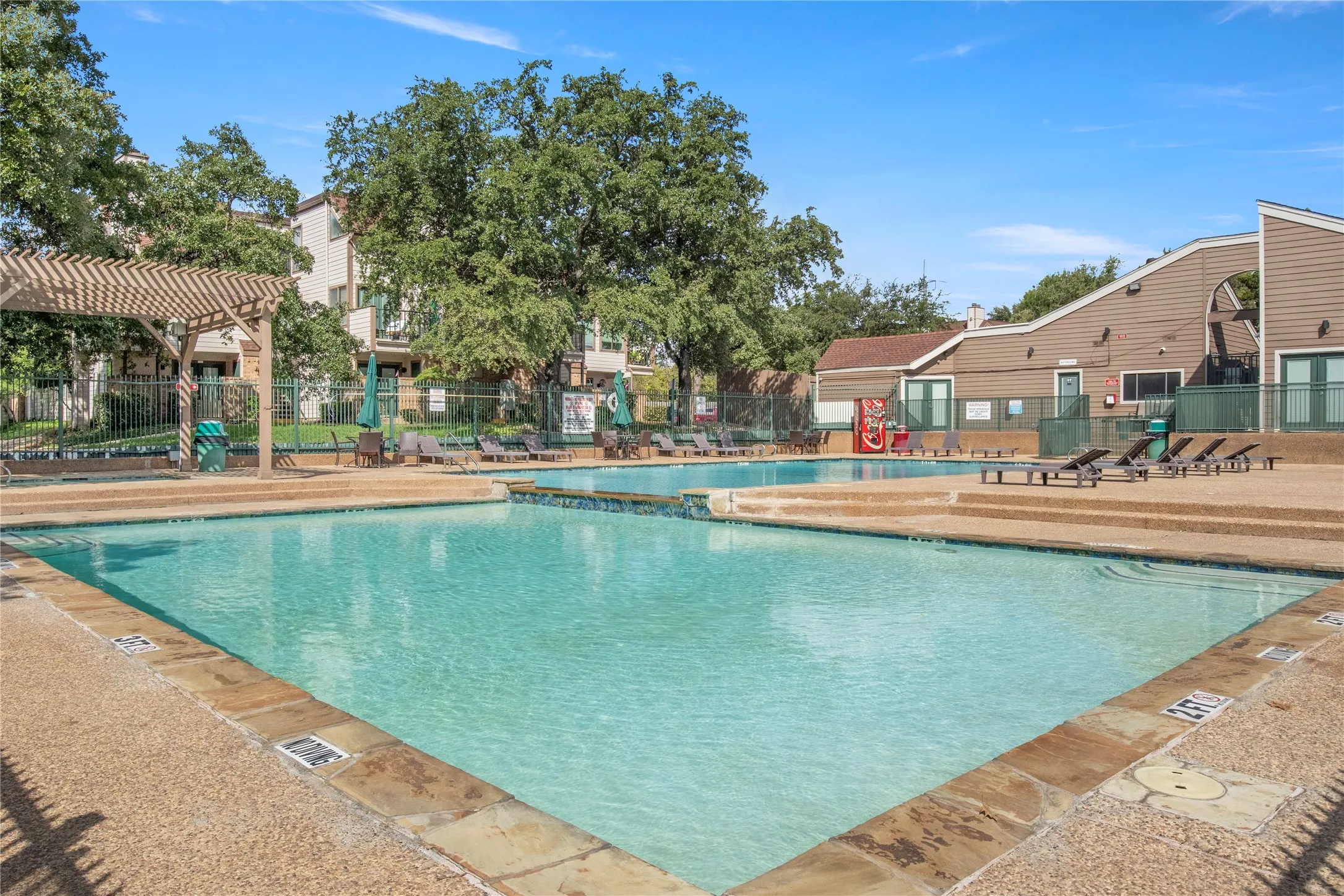 Condominium For Sale in Tarrant County , 2310 Balsam Drive B301, Arlington, Texas 76006, 1 Bedroom, 1 Bathroom, Garage spaces, 614 Sqft, built in 1981, mls#21400086, Real Estate Agent in Arlington, Homes For Sale in Tarrant county, Homes For Sale in Arlington, Realtor in Arlington Texas, Real Estate Brokerage Independent Realty Texas, Luminita Cordes Realtor