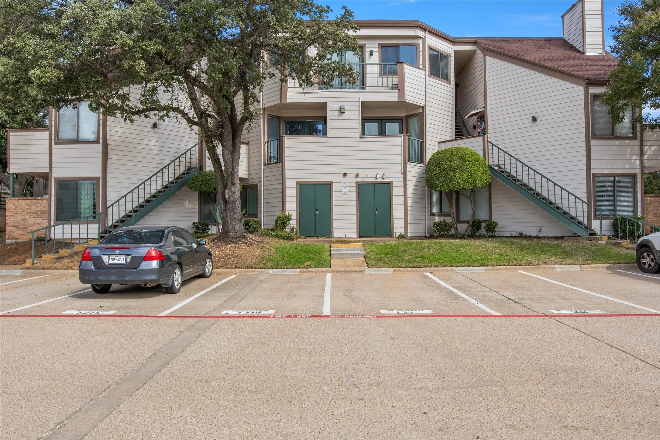 Condominium For Sale in Tarrant County , 2310 Balsam Drive B301, Arlington, Texas 76006, 1 Bedroom, 1 Bathroom, Garage spaces, 614 Sqft, built in 1981, mls#21400086, Real Estate Agent in Arlington, Homes For Sale in Tarrant county, Homes For Sale in Arlington, Realtor in Arlington Texas, Real Estate Brokerage Independent Realty Texas, Luminita Cordes Realtor
