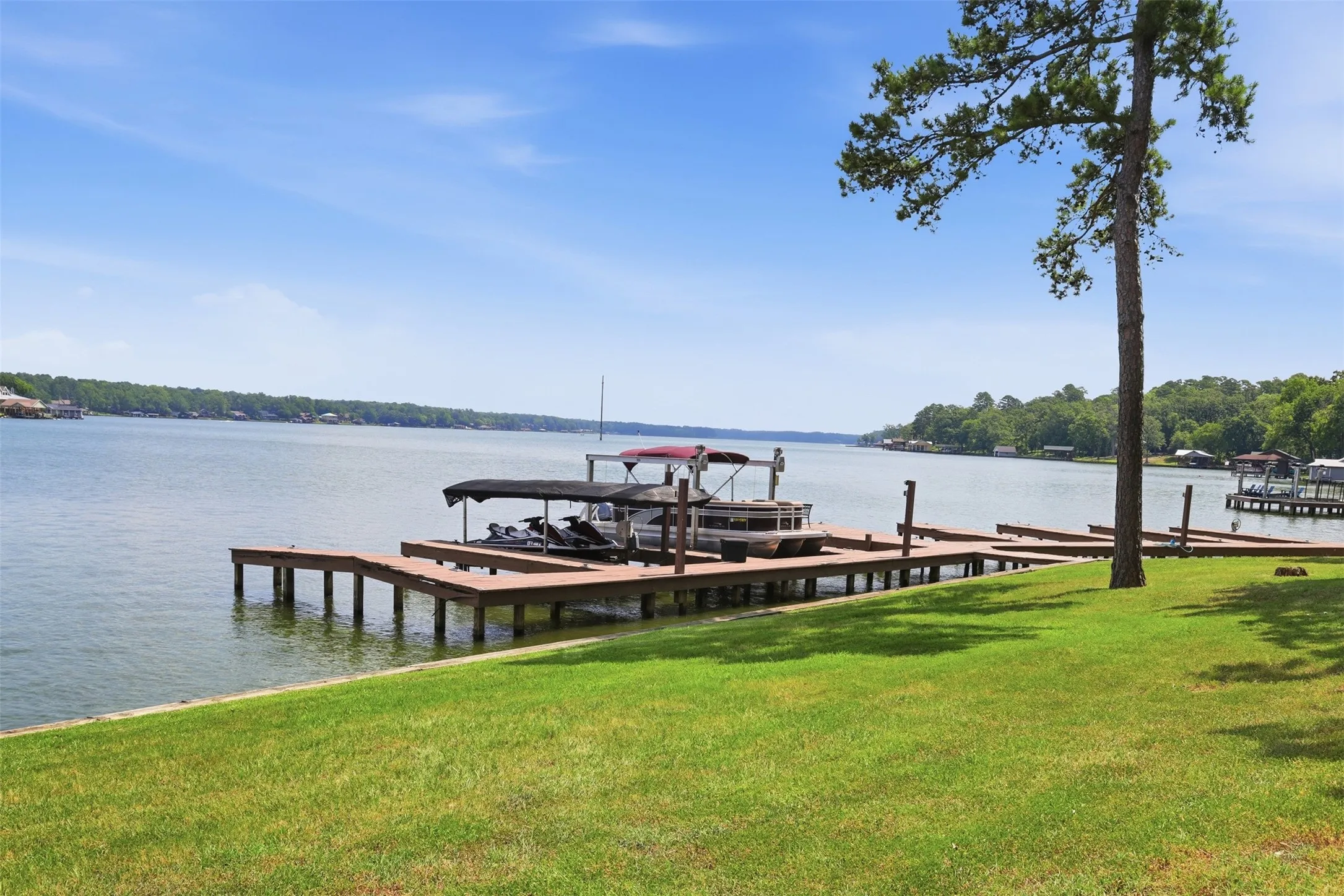 Single Family Residence For Sale in Franklin (TX) County , 104 E Barker Creek Drive, Scroggins, Texas 75480, 3 Bedroom, 2 Bathroom, Garage spaces, 900 Sqft, built in 1985, mls#21400570, Real Estate Agent in Scroggins, Homes For Sale in Franklin (TX) county, Homes For Sale in Scroggins, Realtor in Scroggins Texas, Real Estate Brokerage Independent Realty Texas, Luminita Cordes Realtor