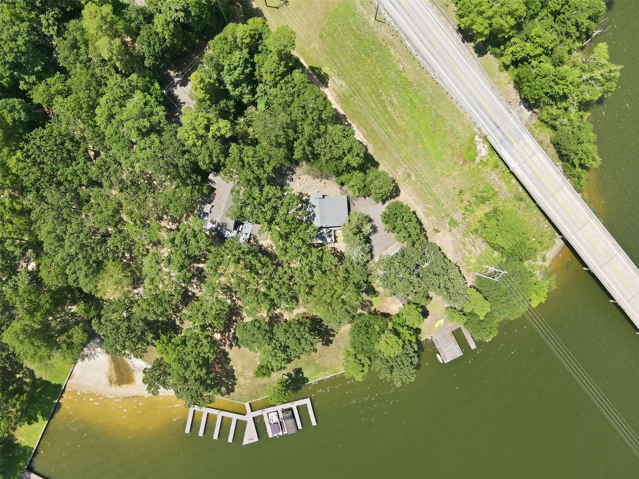 Single Family Residence For Sale in Franklin (TX) County , 104 E Barker Creek Drive, Scroggins, Texas 75480, 3 Bedroom, 2 Bathroom, Garage spaces, 900 Sqft, built in 1985, mls#21400570, Real Estate Agent in Scroggins, Homes For Sale in Franklin (TX) county, Homes For Sale in Scroggins, Realtor in Scroggins Texas, Real Estate Brokerage Independent Realty Texas, Luminita Cordes Realtor