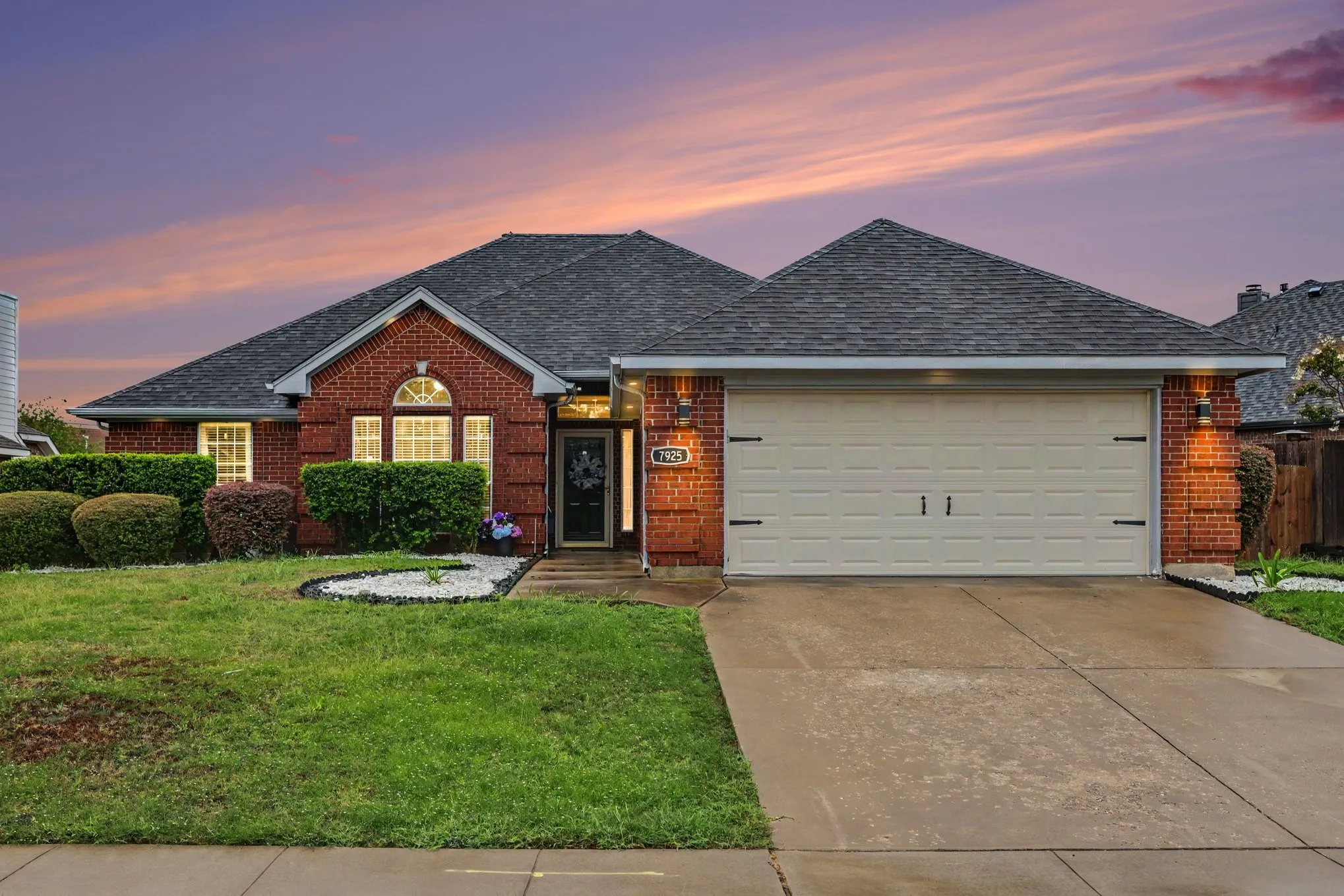 Single Family Residence For Sale in Tarrant County , 7925 Peregrine Trail, Arlington, Texas 76001, 3 Bedroom, 2 Bathroom, 2 Garage spaces, 2,063 Sqft, built in 2000, mls#21398718, Real Estate Agent in Arlington, Homes For Sale in Tarrant county, Homes For Sale in Arlington, Realtor in Arlington Texas, Real Estate Brokerage Independent Realty Texas, Luminita Cordes Realtor